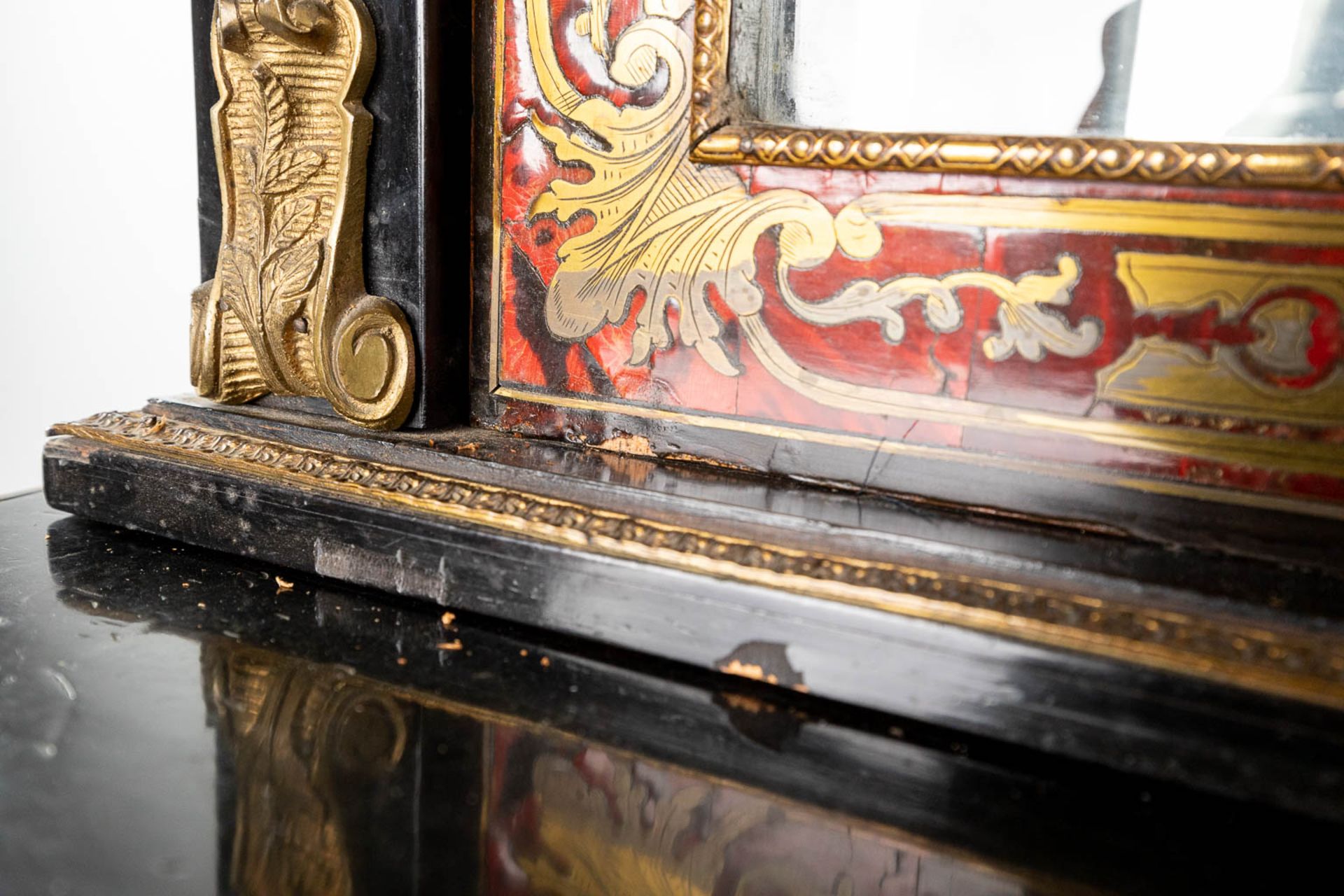 An antique display cabinet with boulle inlay, Napoleon 3 period (L:40 x W:70 x H:180 cm) - Image 13 of 16