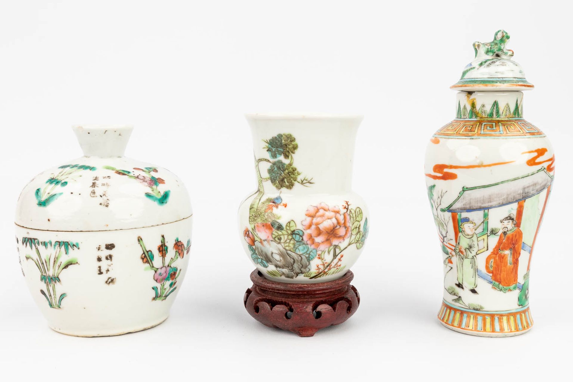 An assembled collection of 19 pieces of cups, saucers, bowls and pots made of Chinese porcelain. (H - Bild 30 aus 30