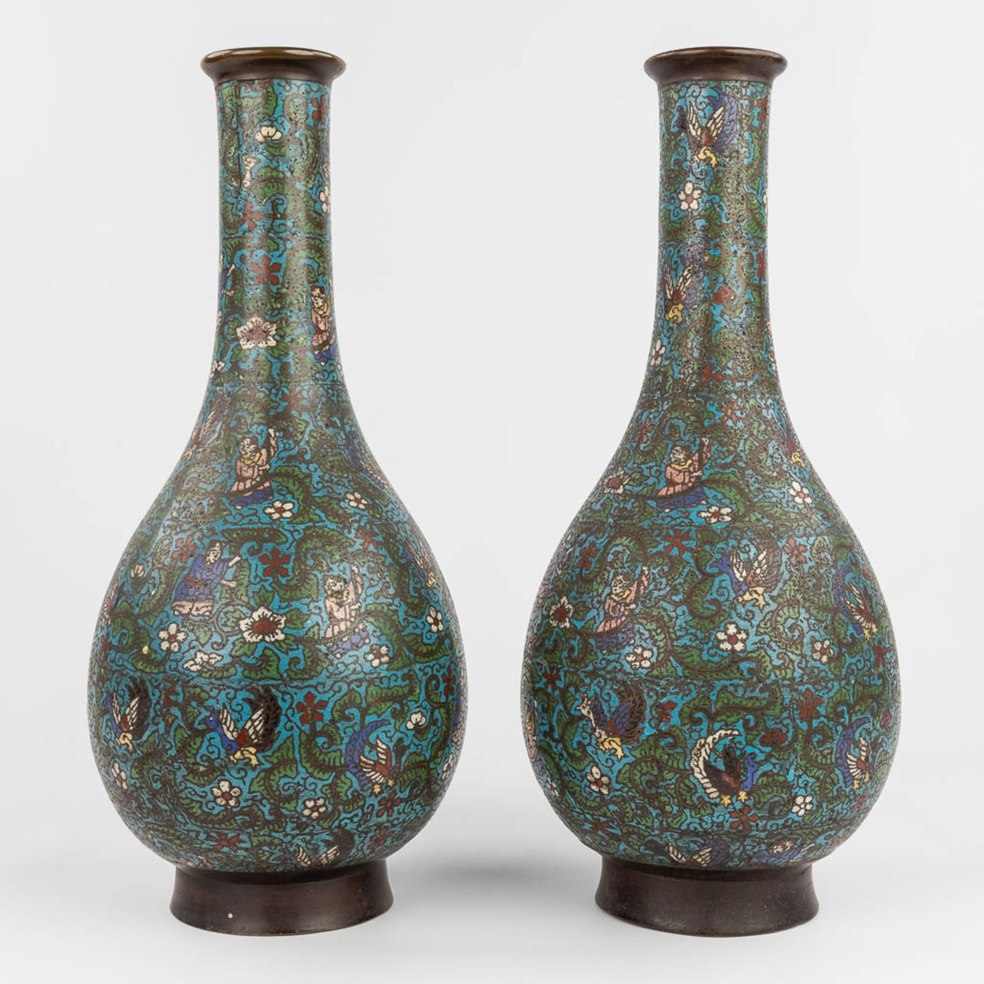 A pair of Oriental vases made of bronze with ChampslevŽ decor. (H:52 x D:23 cm) - Bild 3 aus 12