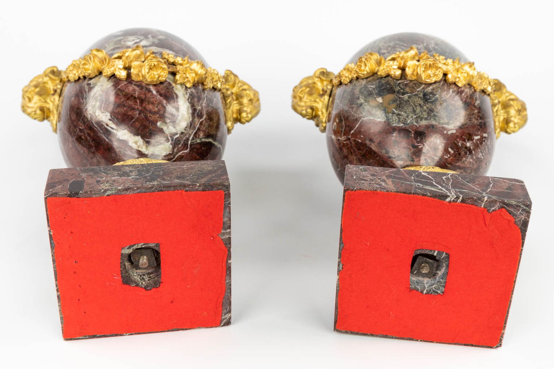 A pair of red marble cassolettes mounted with gilt bronze ram heads in Louis XVI style. 19th C. (L: - Bild 6 aus 11