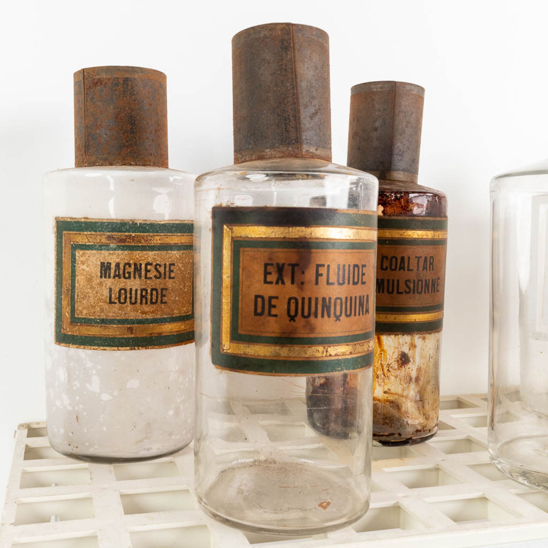 A collection of 24 antique pharmacy bottles. (H:24 x D:10 cm) - Bild 11 aus 11