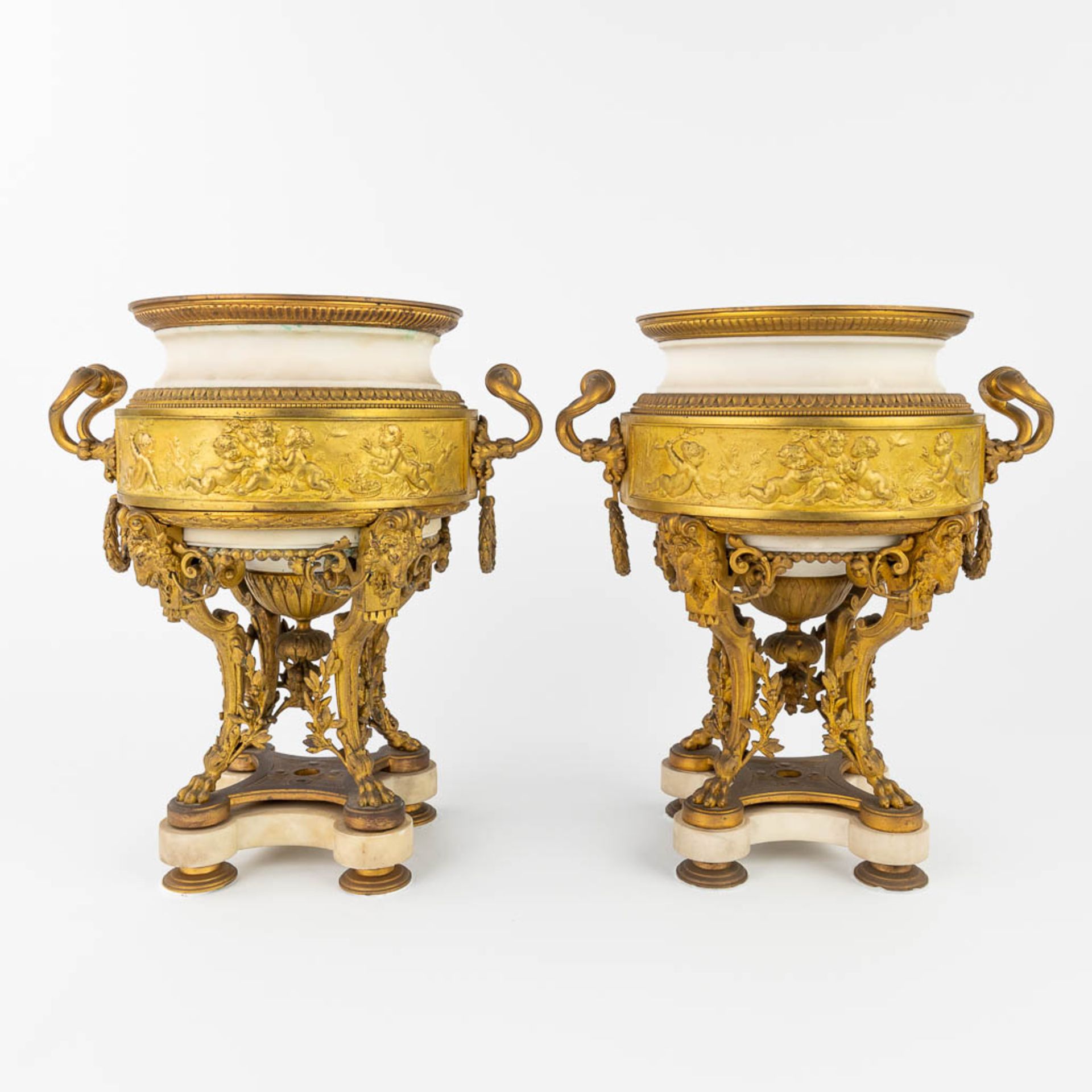 A pair of urns, made of gilt bronze and white Carrara marble in Louis XVI style. France, 19th C. (H: