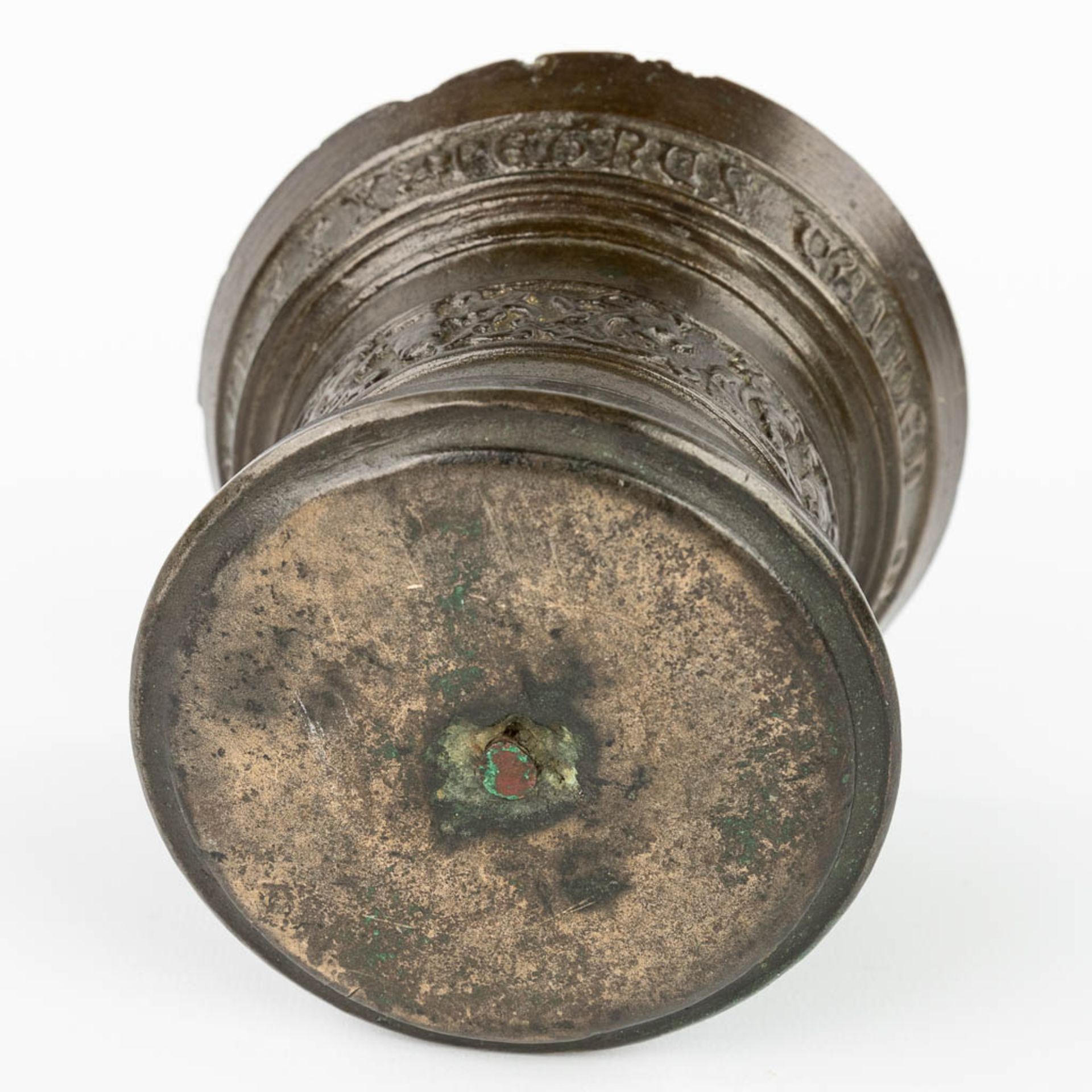 An antique mortar, made of bronze and marked 'Petrus Vanden Gheyn Me ficit 1580'. 16th C. (H:10,5 x - Image 6 of 15