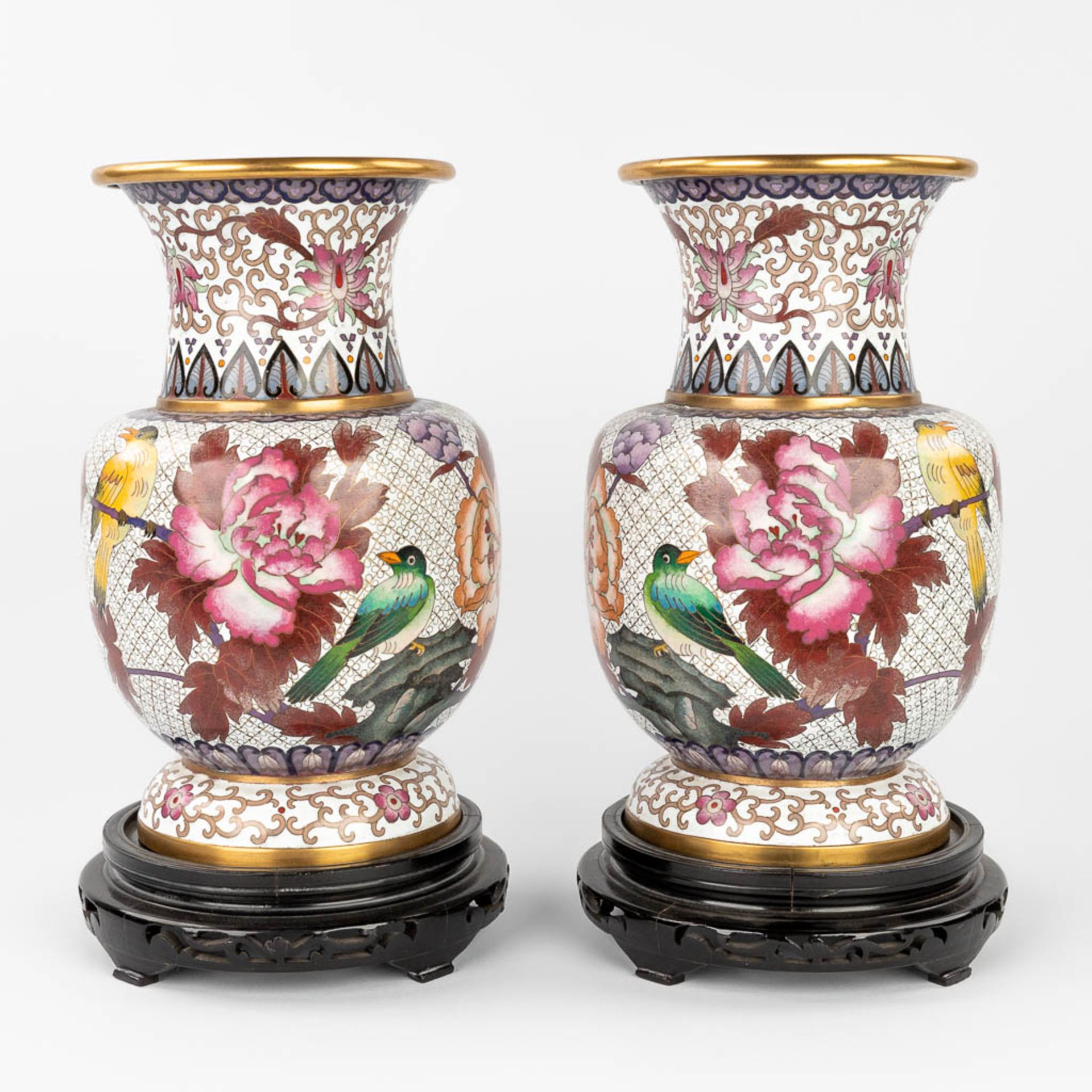 A pair of cloisonnŽ vases with flower and bird decor, in the original box. (H:31 x D:19 cm) (H:31 - Bild 15 aus 19