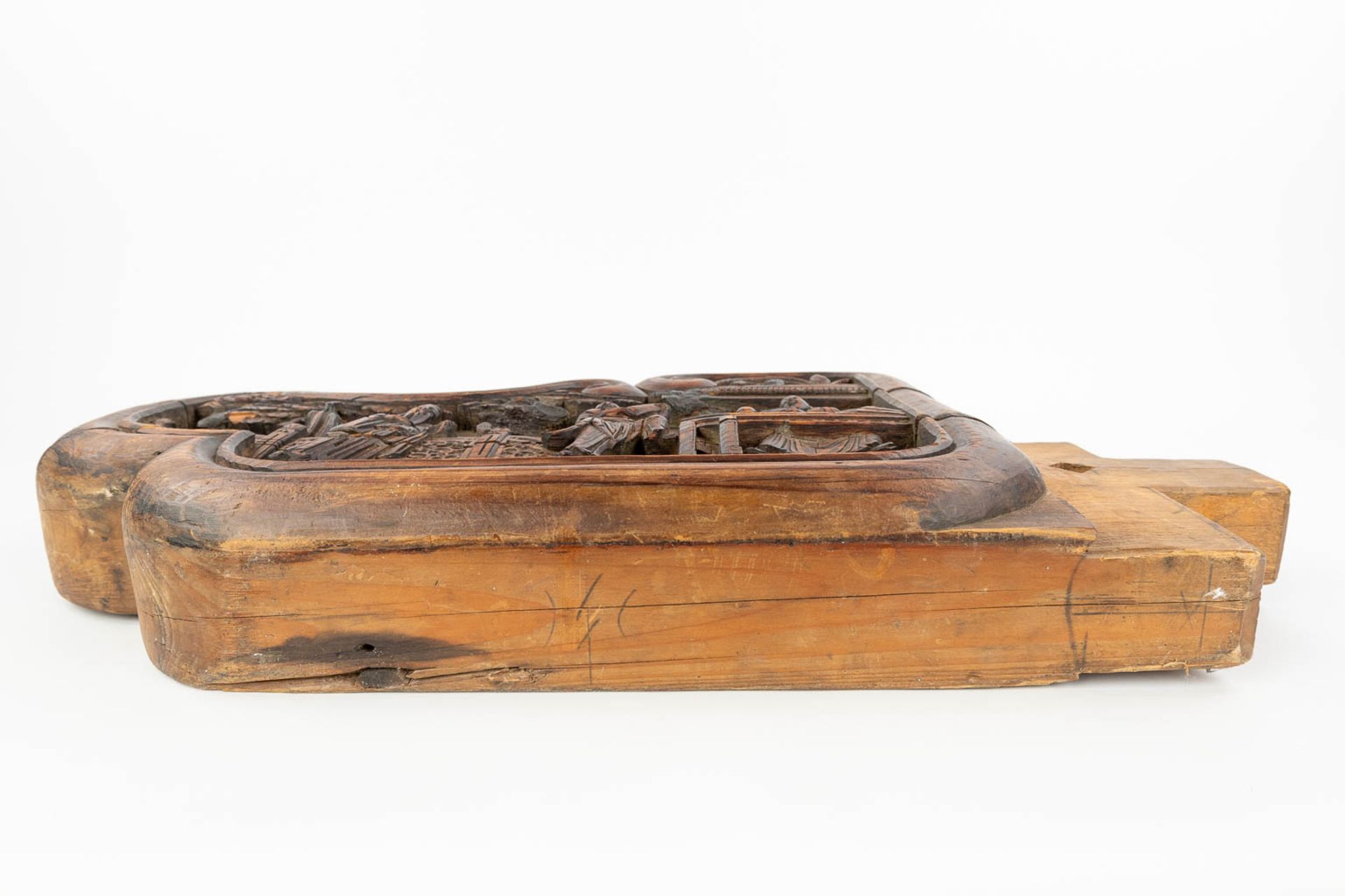 An antique wood sculptured corbel decorated with Asian/Chinese decors and figurines. (L:10 x W:70 x - Bild 3 aus 16