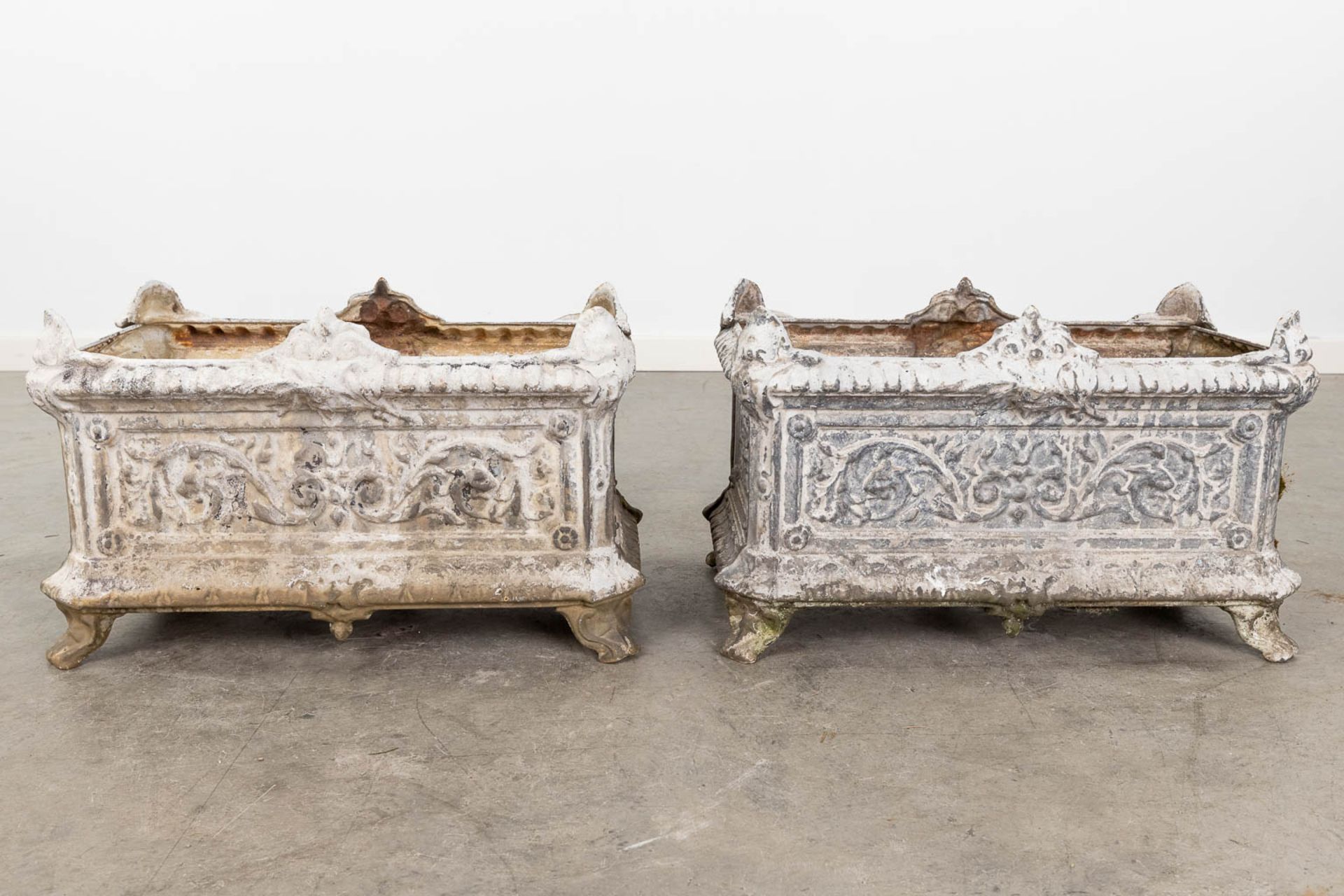 A pair of rectangular flower vases, made of cast-iron. (L:31 x W:52 x H:30 cm) - Bild 5 aus 10