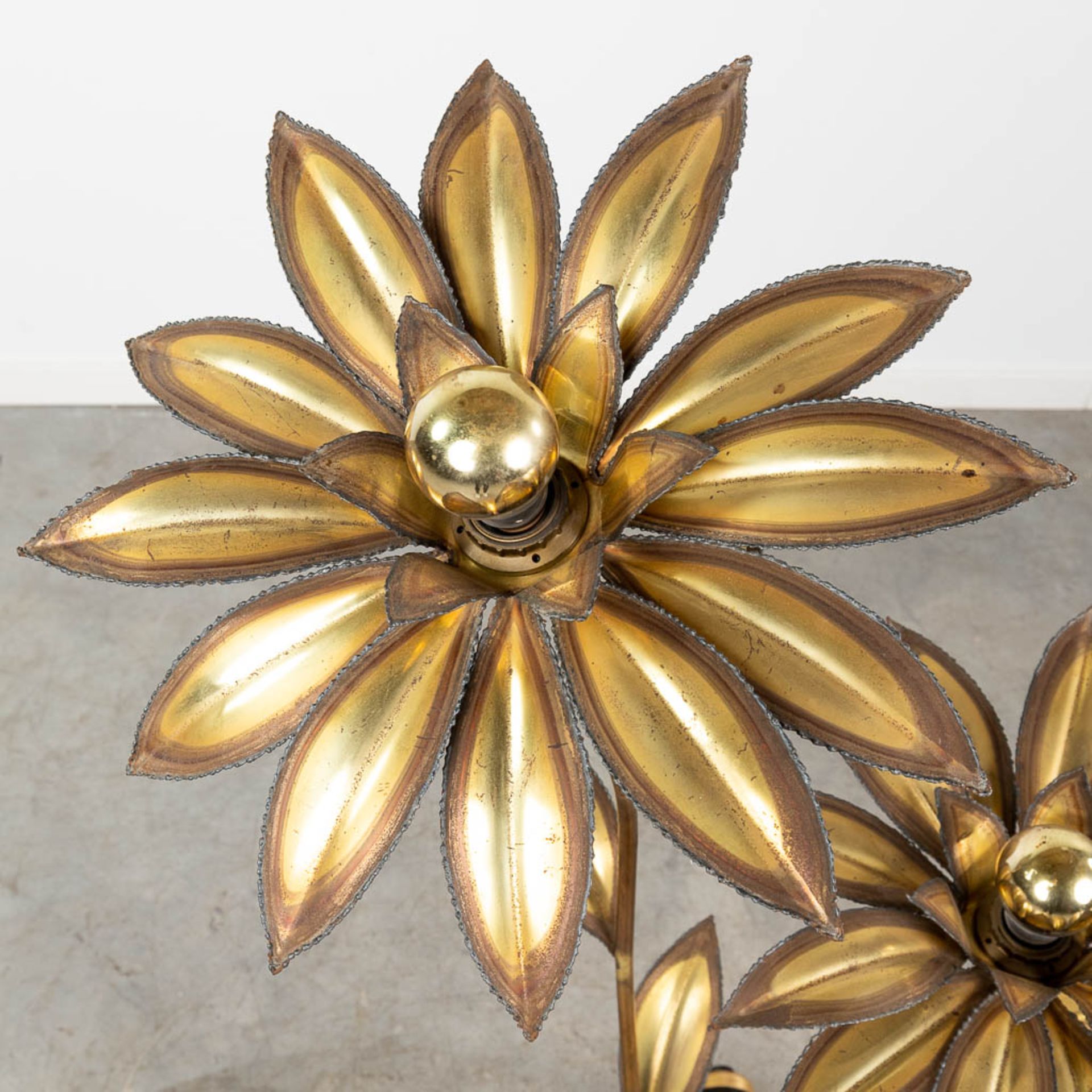 Maison Janssen, a table lamp made of metal flowers. (L:57 x W:68 x H:112 cm) - Image 10 of 15