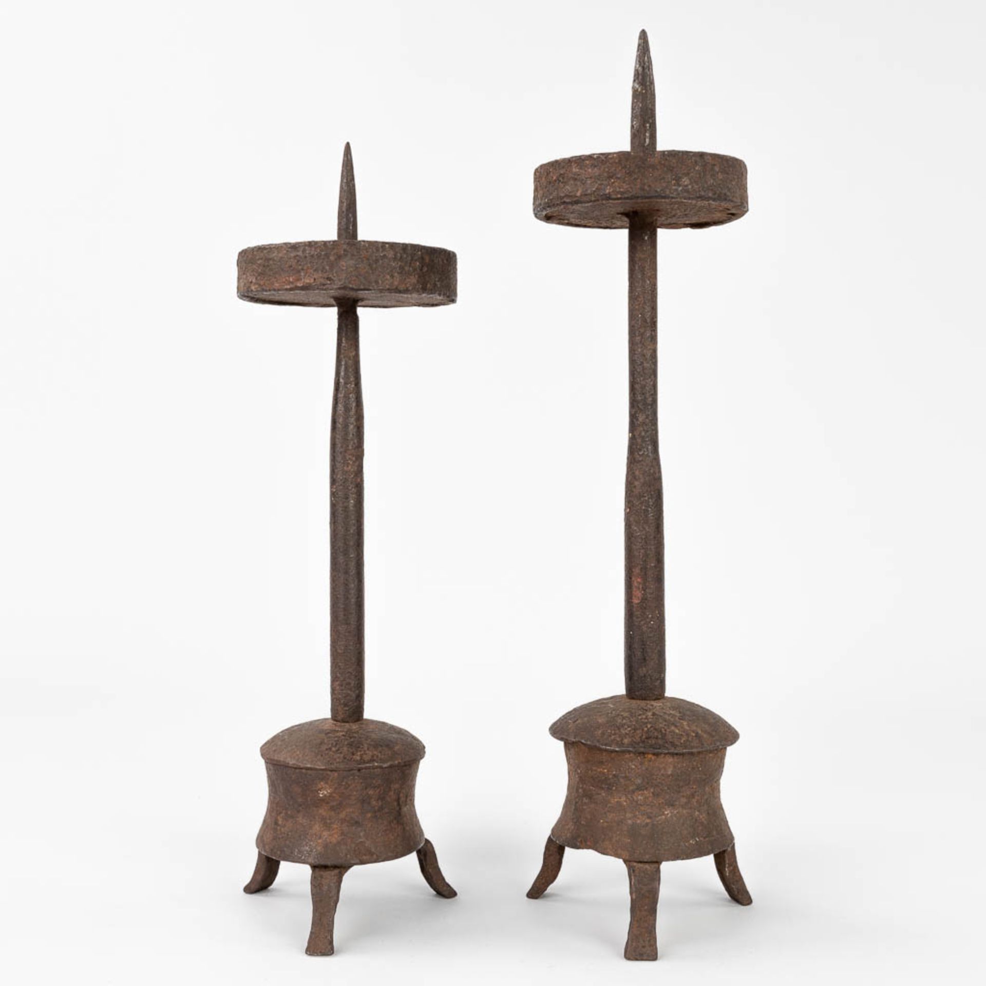 A pair of antique candlesticks made of wrought iron. Probably made in Southern Europe. (H:34 cm) - Image 6 of 16