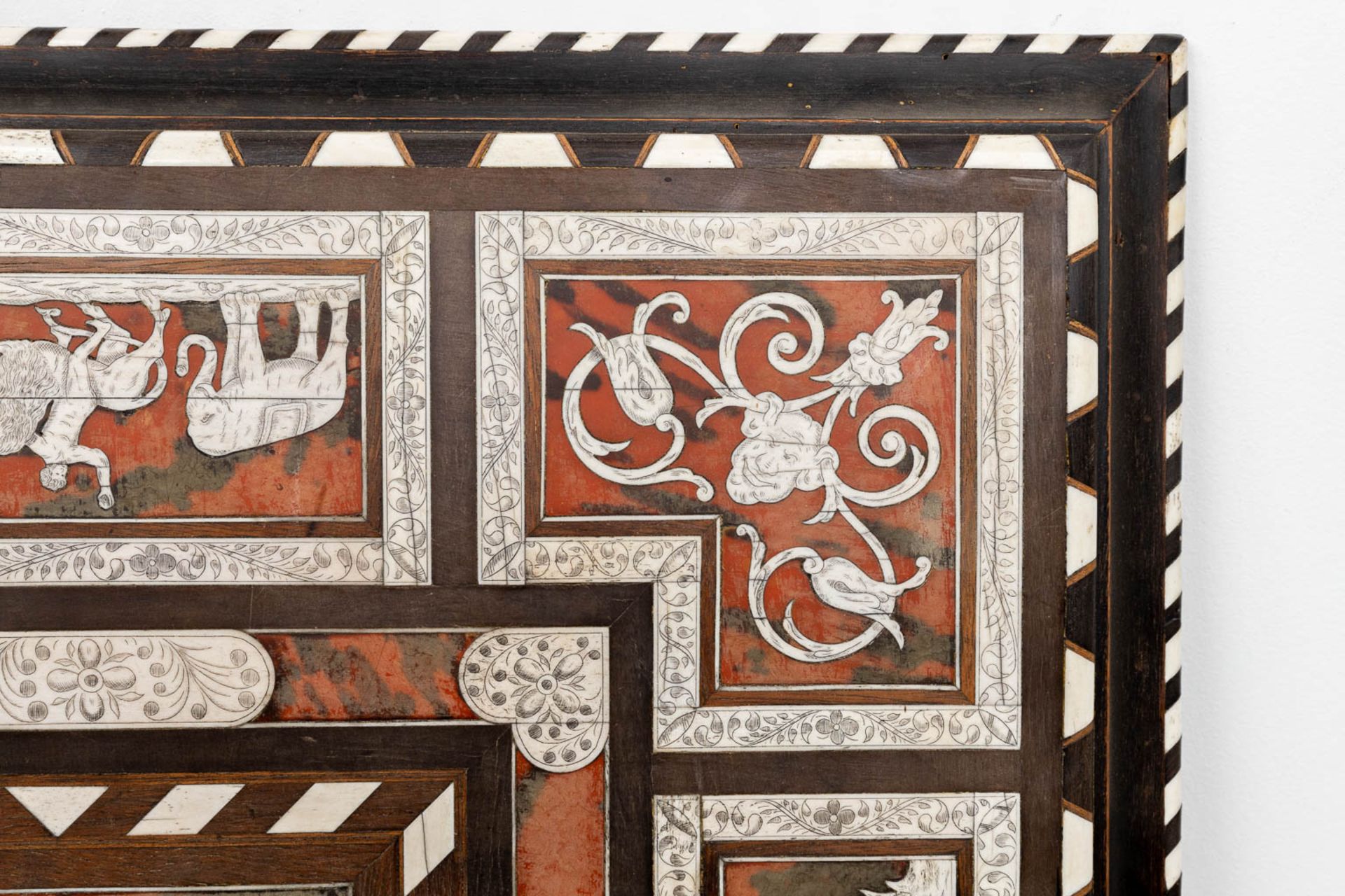 An antique tabletop, with marquetry inlay of bone and tortoiseshell. 18th C. (W:85 x H:25 cm) - Image 6 of 12