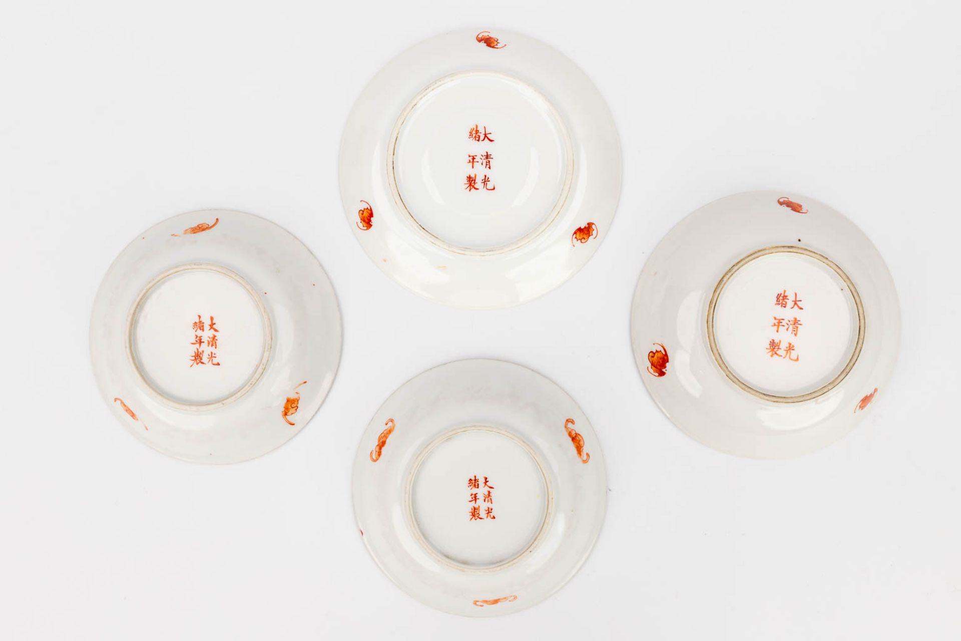 An assembled collection of 19 pieces of cups, saucers, bowls and pots made of Chinese porcelain. (H - Bild 4 aus 30