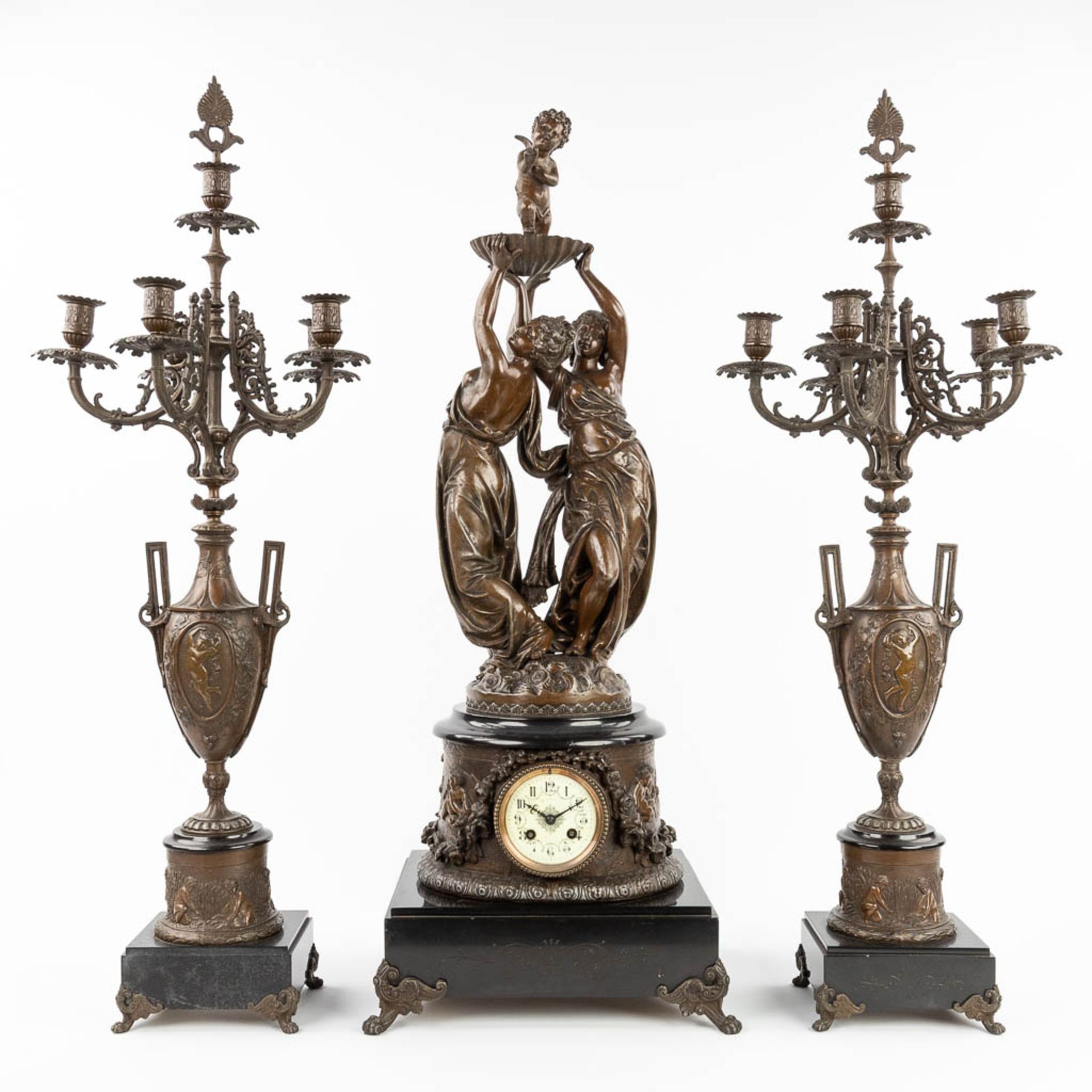 A three-piece garniture clock and candelabra, made of spelter and decorated with female figurines. ( - Bild 3 aus 16