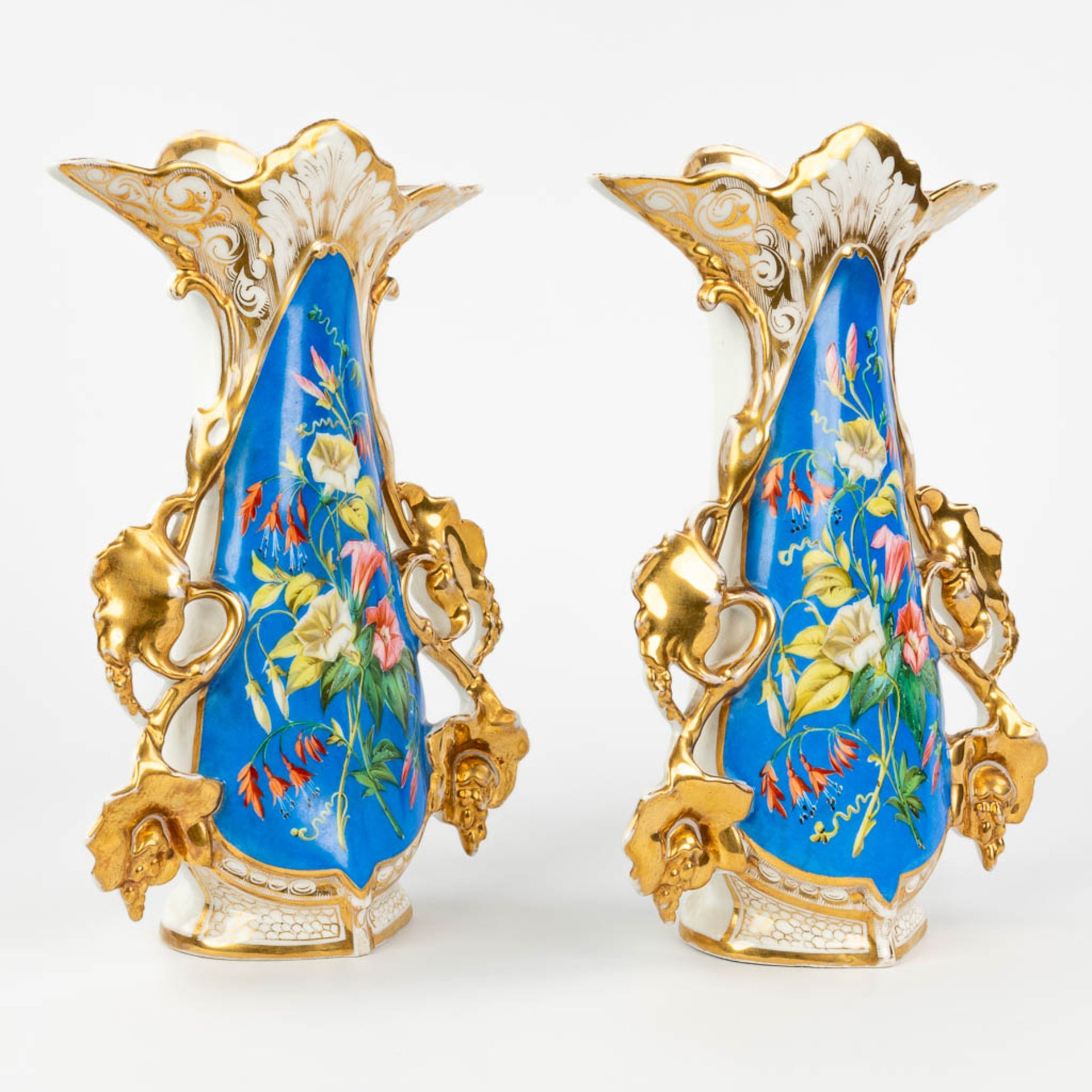 Vieux Bruxelles, A pair of vases with gold and blue decor and decorated with flowers (W:21 x H:32 cm - Bild 9 aus 13