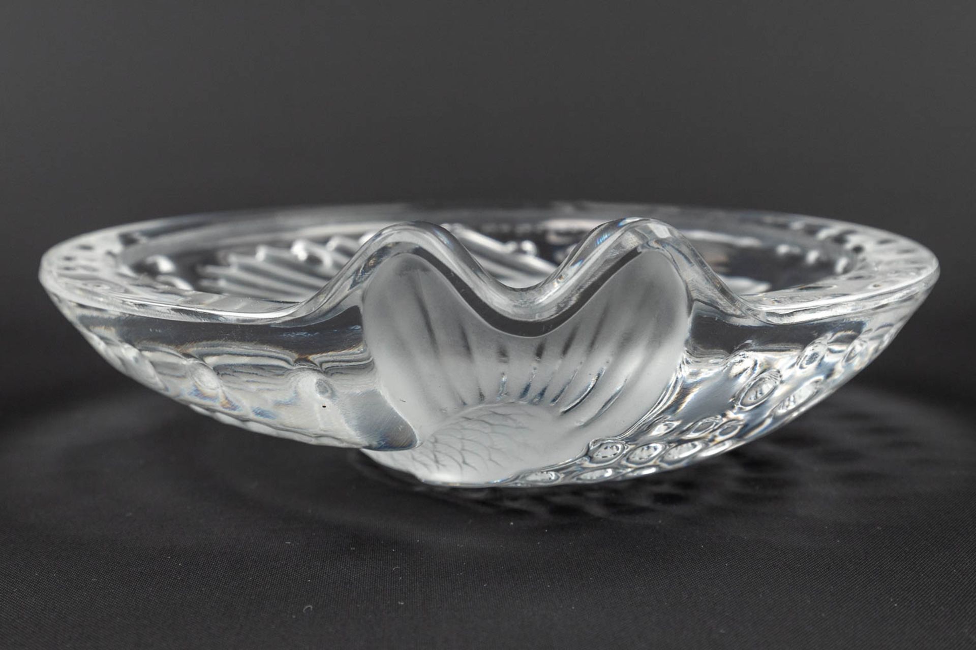 Lalique France, a bowl decorated with a fish and made of glass. (W:15,8 x H:4,5 cm) - Bild 2 aus 11