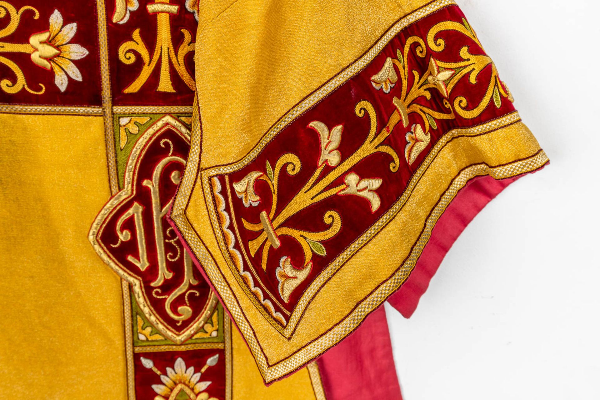 An antique Dalmatic and two Roman Chasubles, embroidered with thick gold thread. (H:108 cm) - Bild 5 aus 29