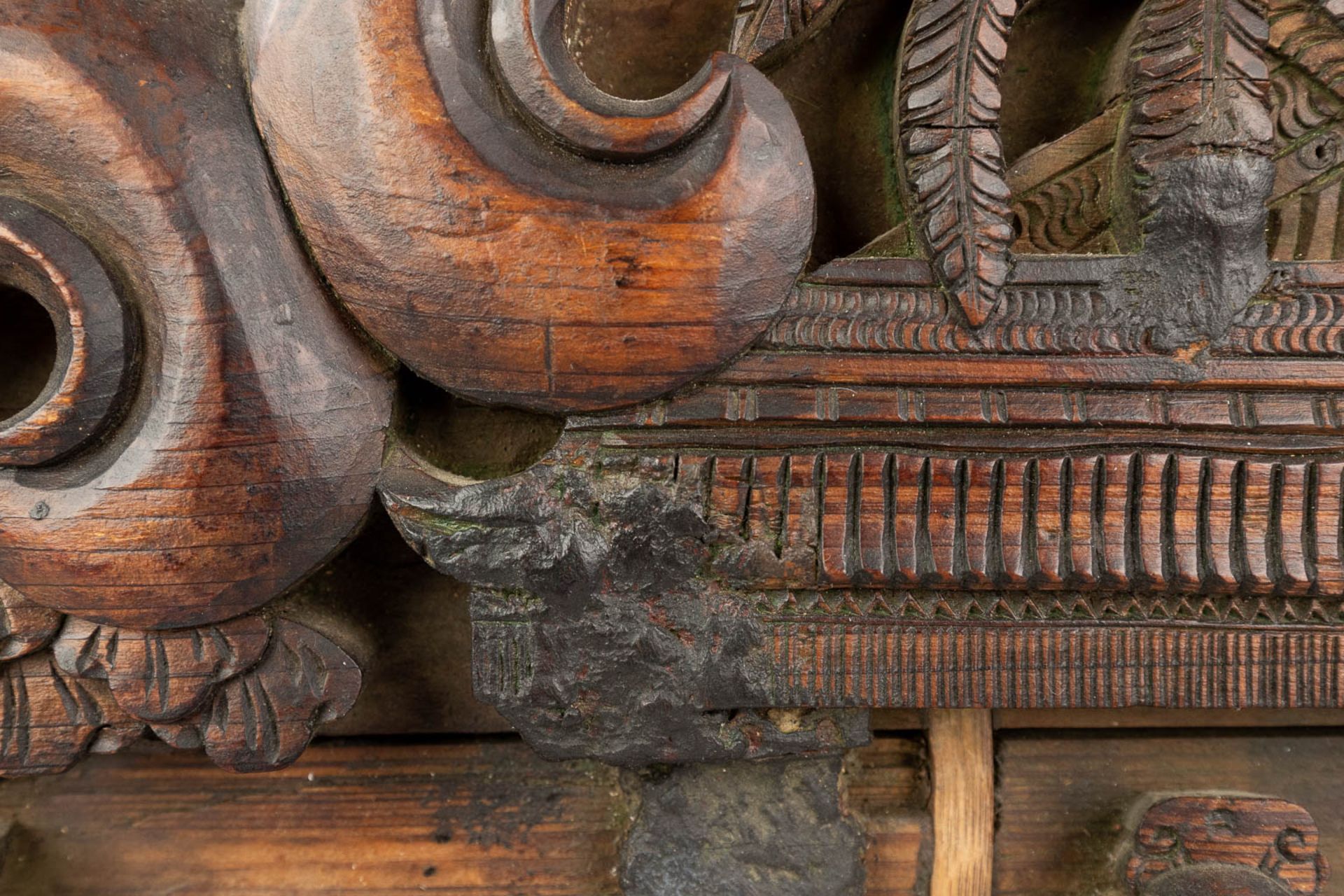 An antique wood sculptured corbel decorated with Asian/Chinese decors and figurines. (L:10 x W:70 x - Bild 10 aus 16