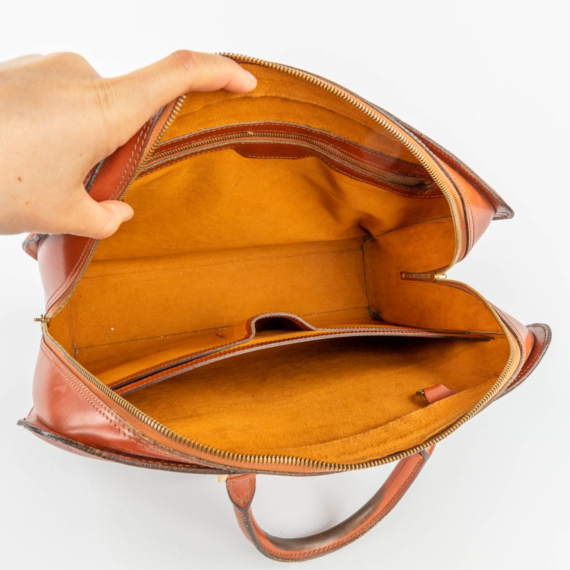 Louis Vuitton, a briefcase made of leather. (W:42 x H:32 cm) - Bild 16 aus 20