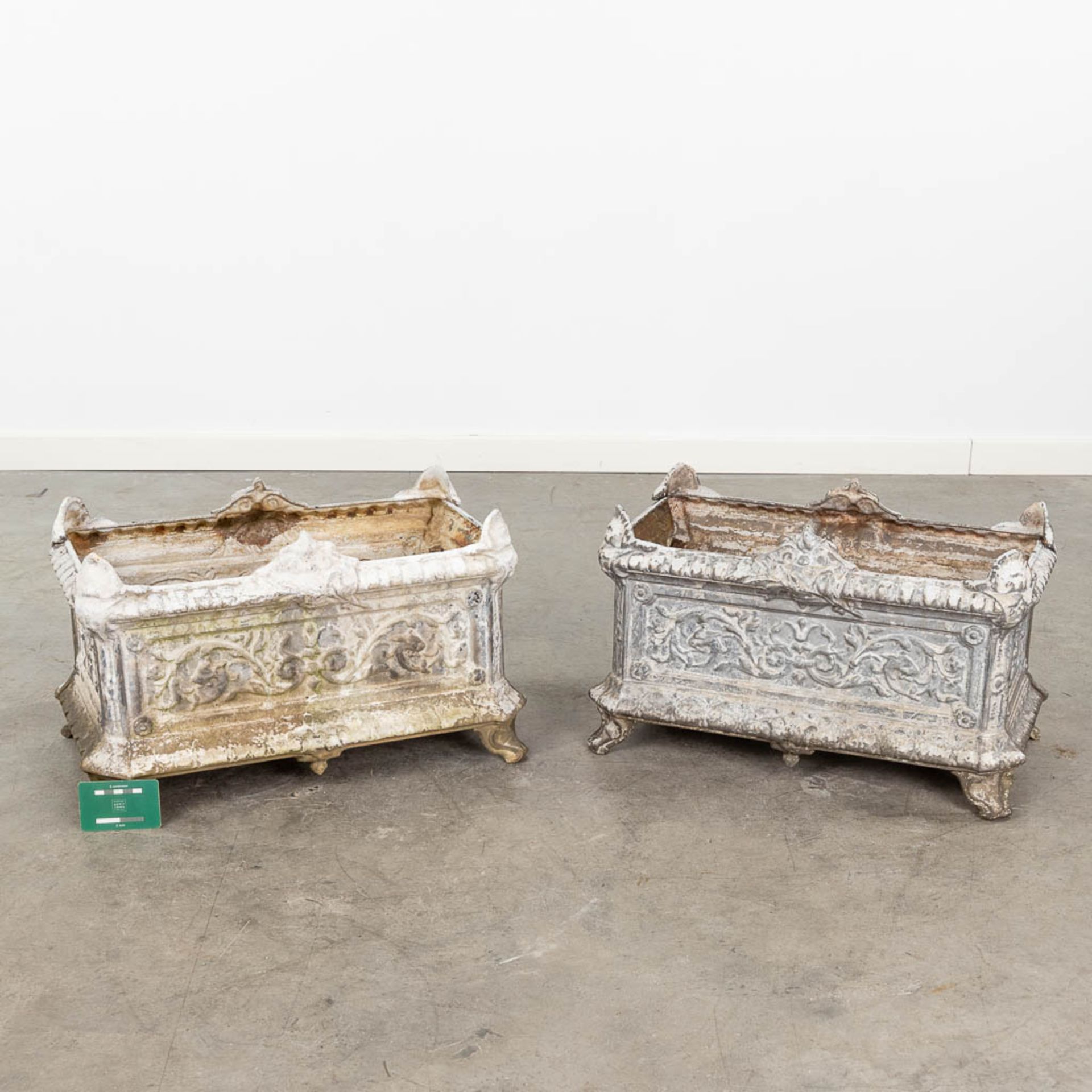 A pair of rectangular flower vases, made of cast-iron. (L:31 x W:52 x H:30 cm) - Bild 2 aus 10