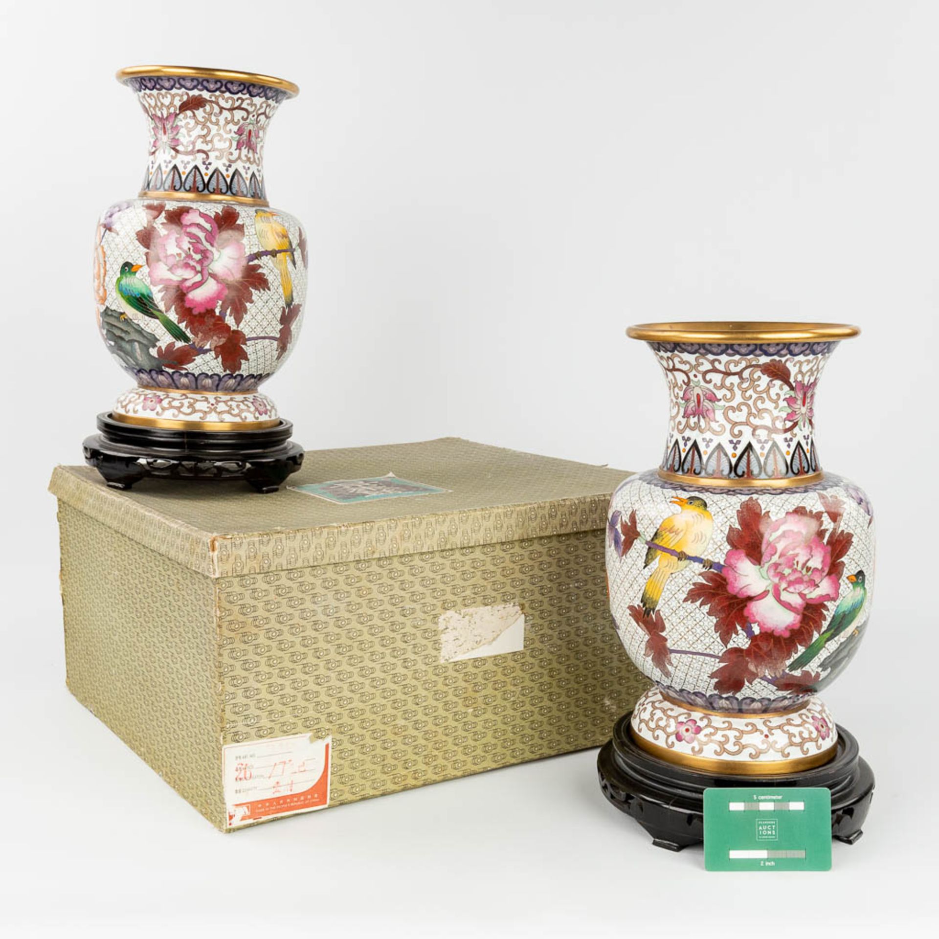 A pair of cloisonnŽ vases with flower and bird decor, in the original box. (H:31 x D:19 cm) (H:31 - Bild 4 aus 19