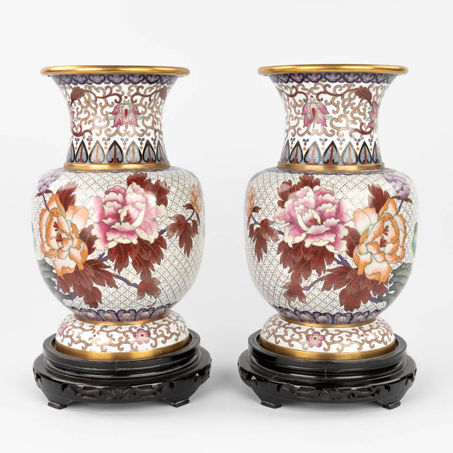 A pair of cloisonnŽ vases with flower and bird decor, in the original box. (H:31 x D:19 cm) (H:31 - Bild 6 aus 19