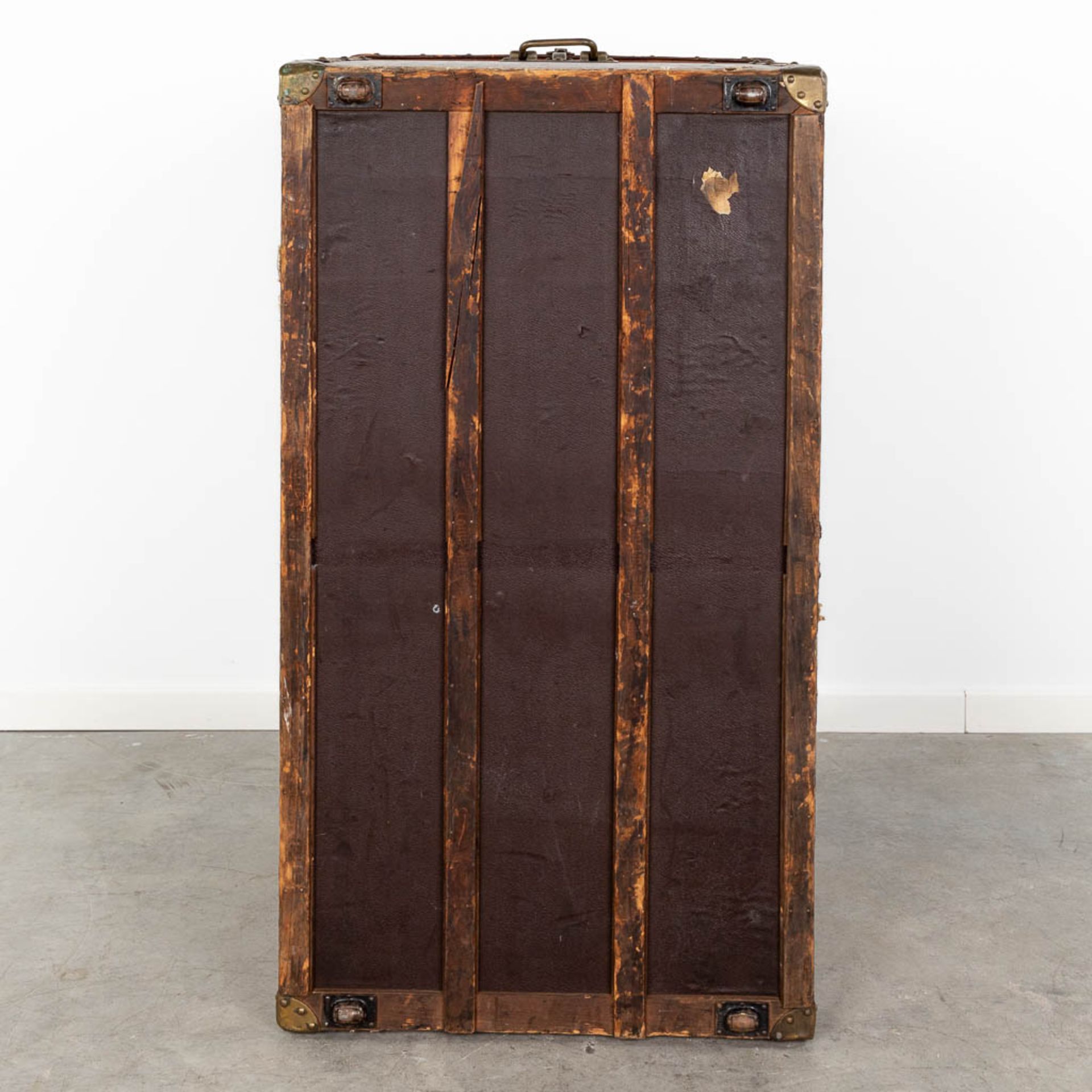 Louis Vuitton, a large and antique suitcase. (L:63 x W:113 x H:72 cm) - Bild 8 aus 25