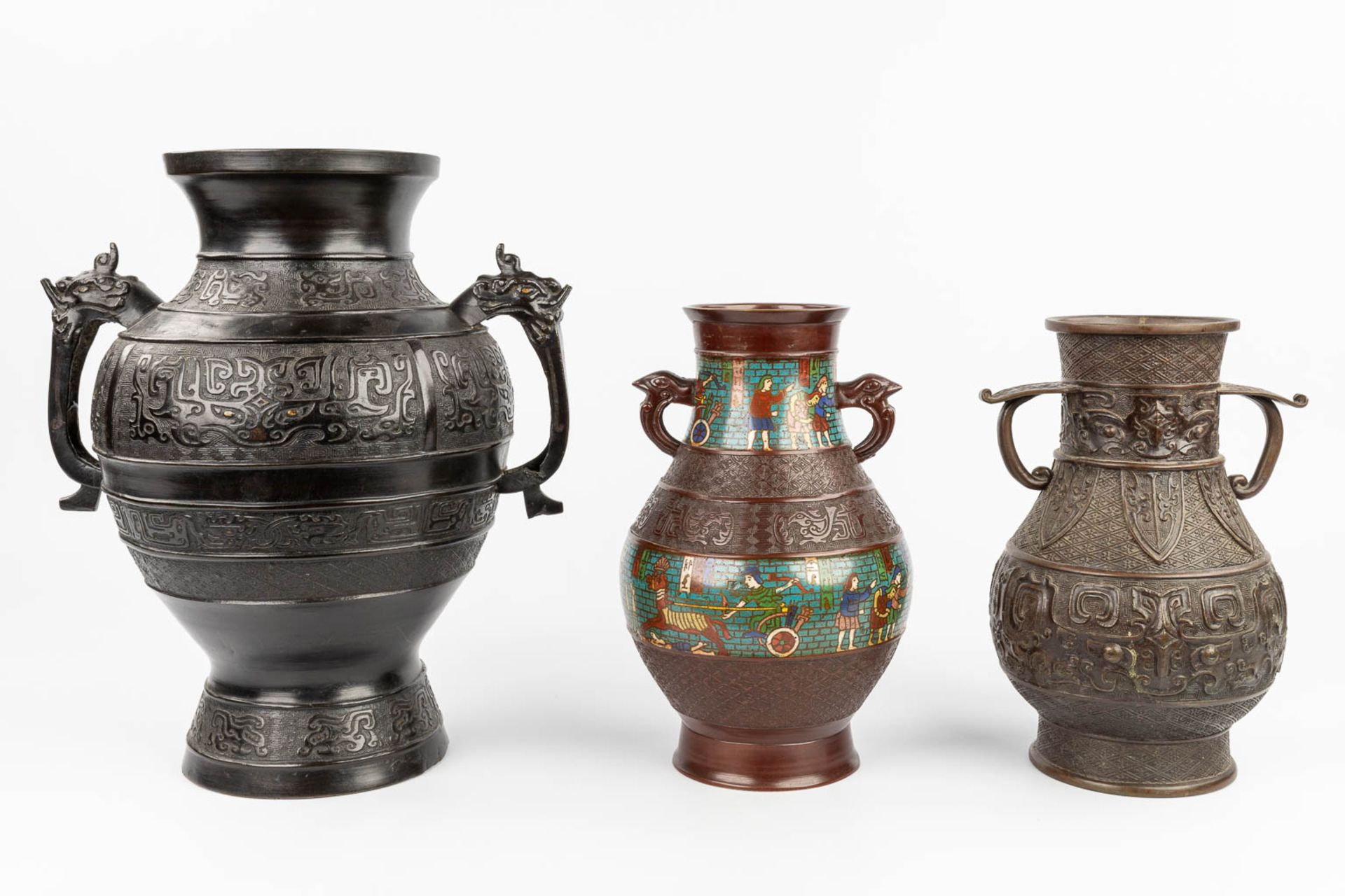 A collection of 3 Oriental vases made of bronze, of which one has a champslevŽ decor. (L:28 x W:35 - Bild 3 aus 19