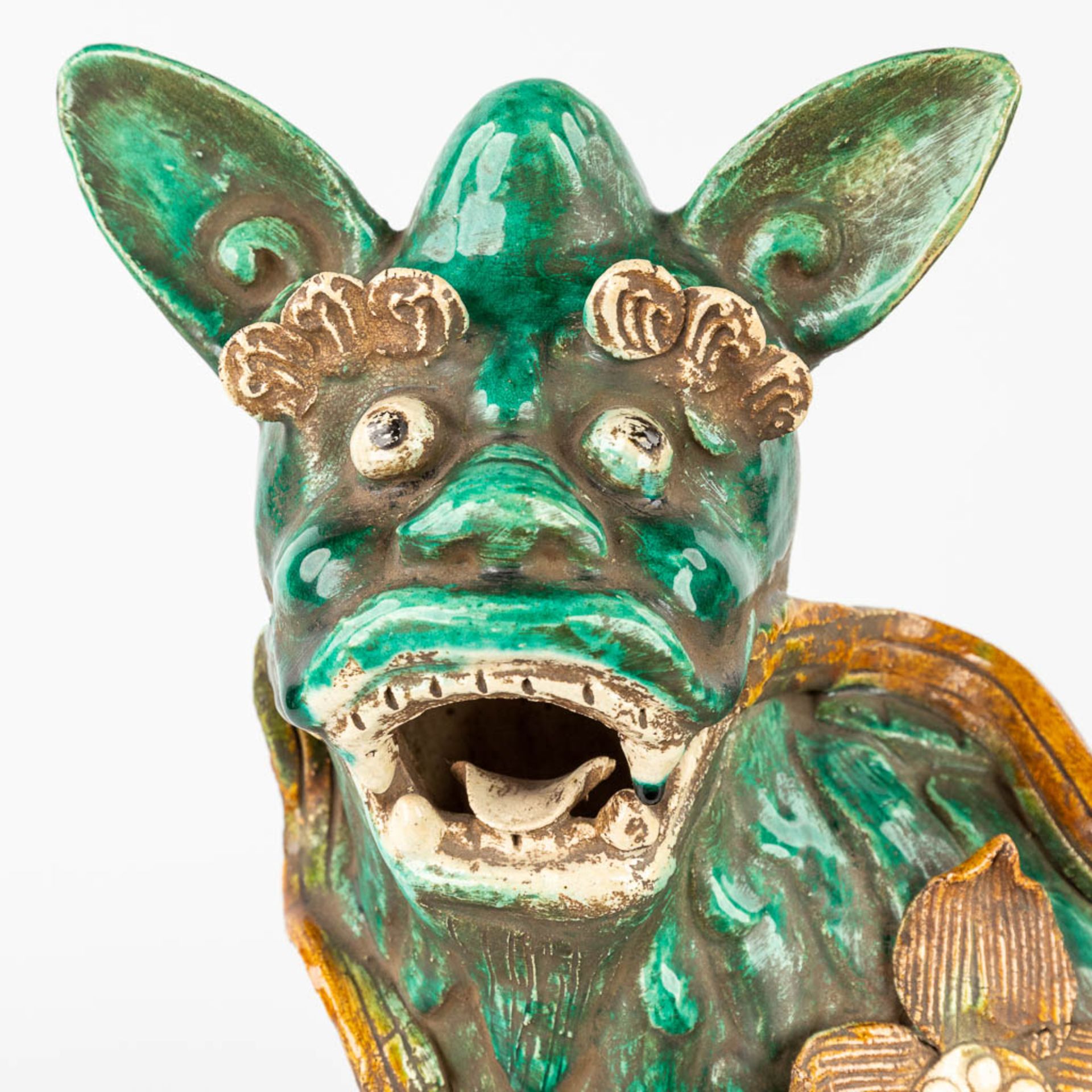 A large foo dog made of glazed stoneware. 20th century. (L:17 x W:38 x H:49 cm) - Image 9 of 15
