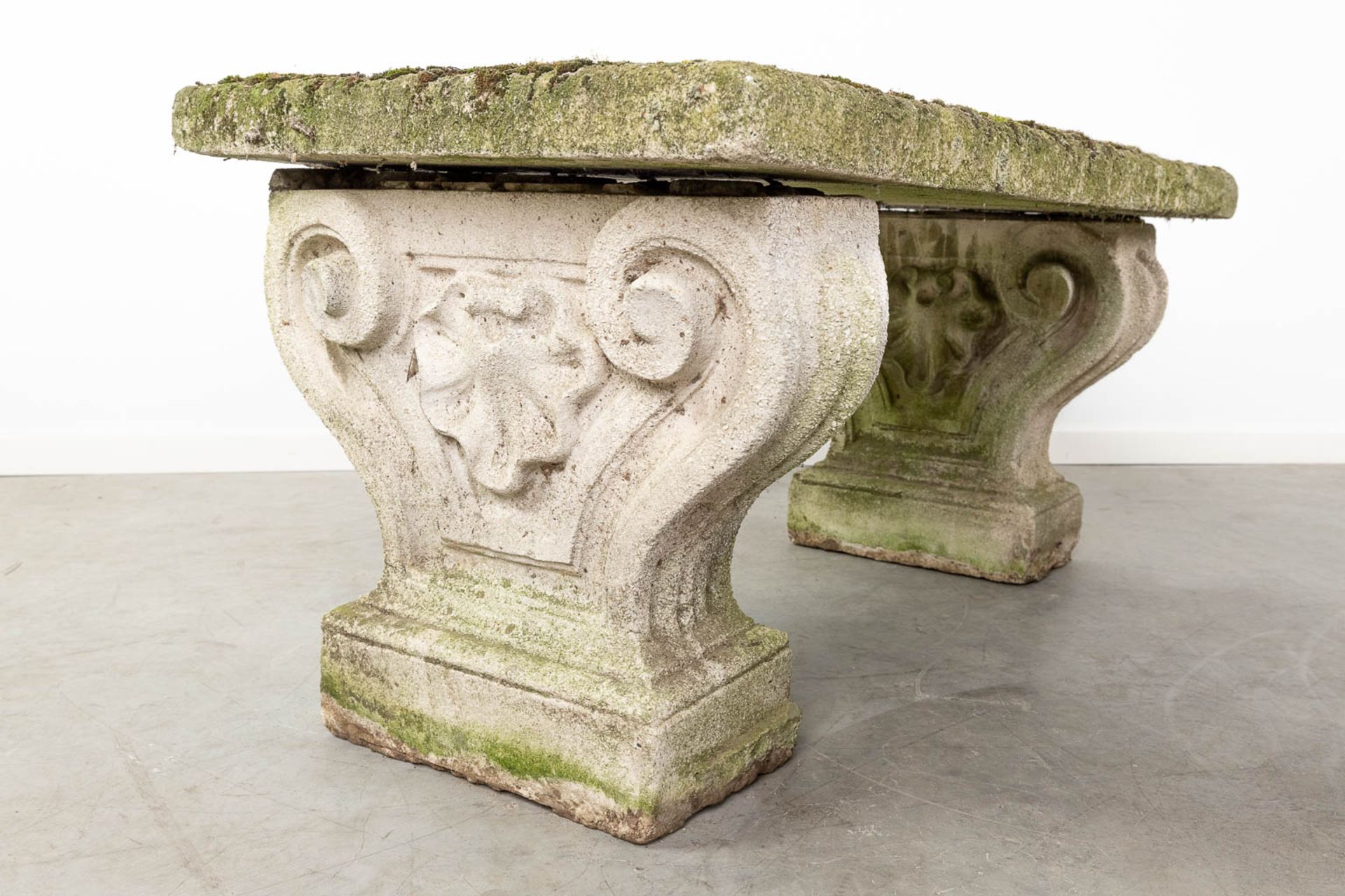 A pair of garden benches, made of concrete. (L:58 x W:109 x H:51 cm) - Bild 7 aus 8