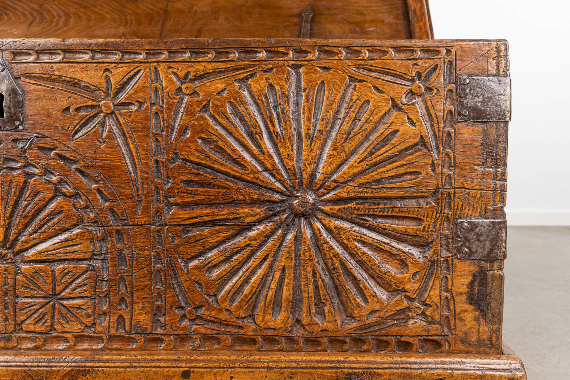 An antique chest, made of sculptured wood panels. (L:48 x W:136 x H:55 cm) - Bild 11 aus 18
