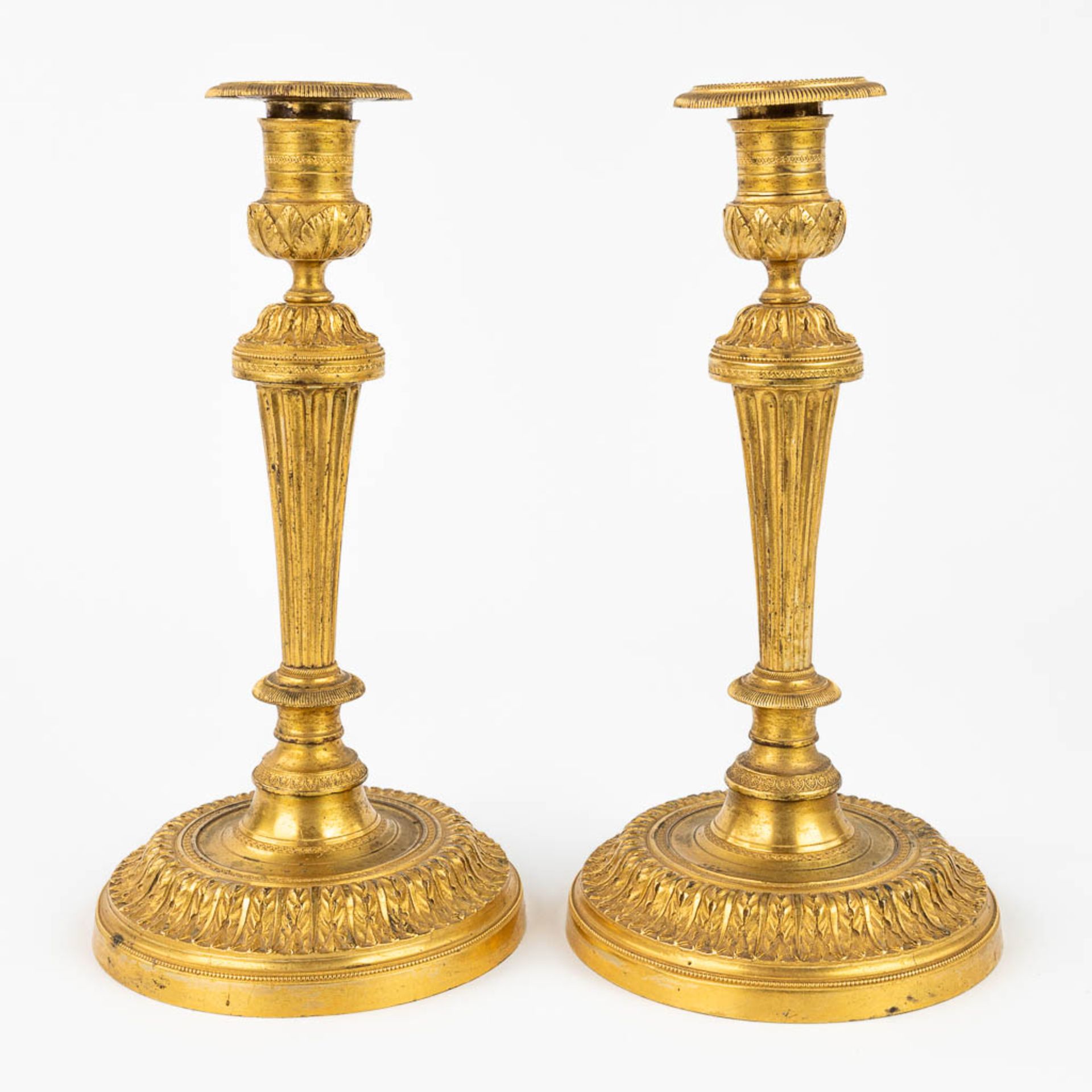 A pair of candlesticks made of gilt bronze in Louis XVI style. 19th C. (H:26 cm) - Bild 3 aus 9