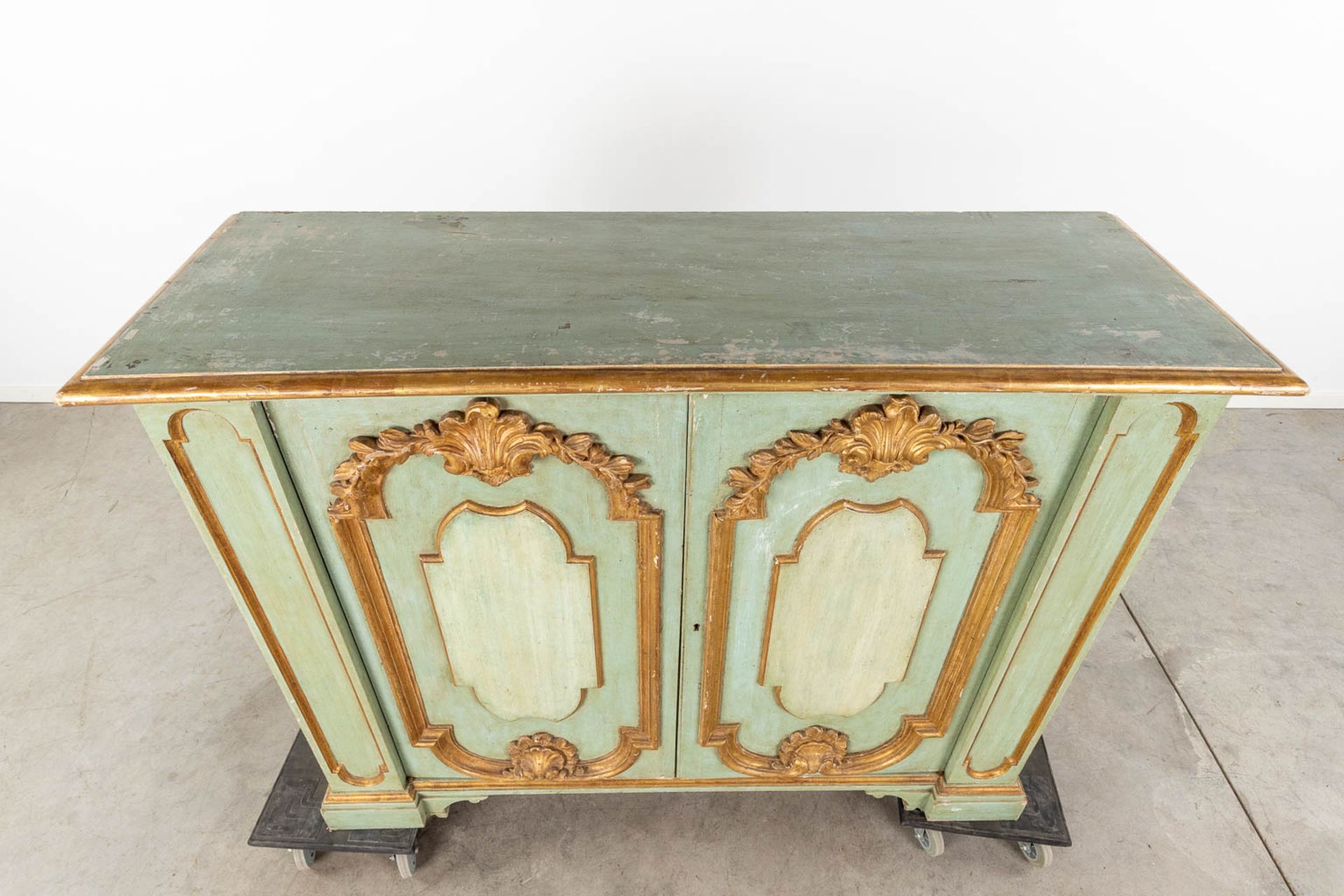 A pair of decorative Italian pieces of furniture, gold plated and green patinated. 20th C. (L:53 x W - Bild 18 aus 21