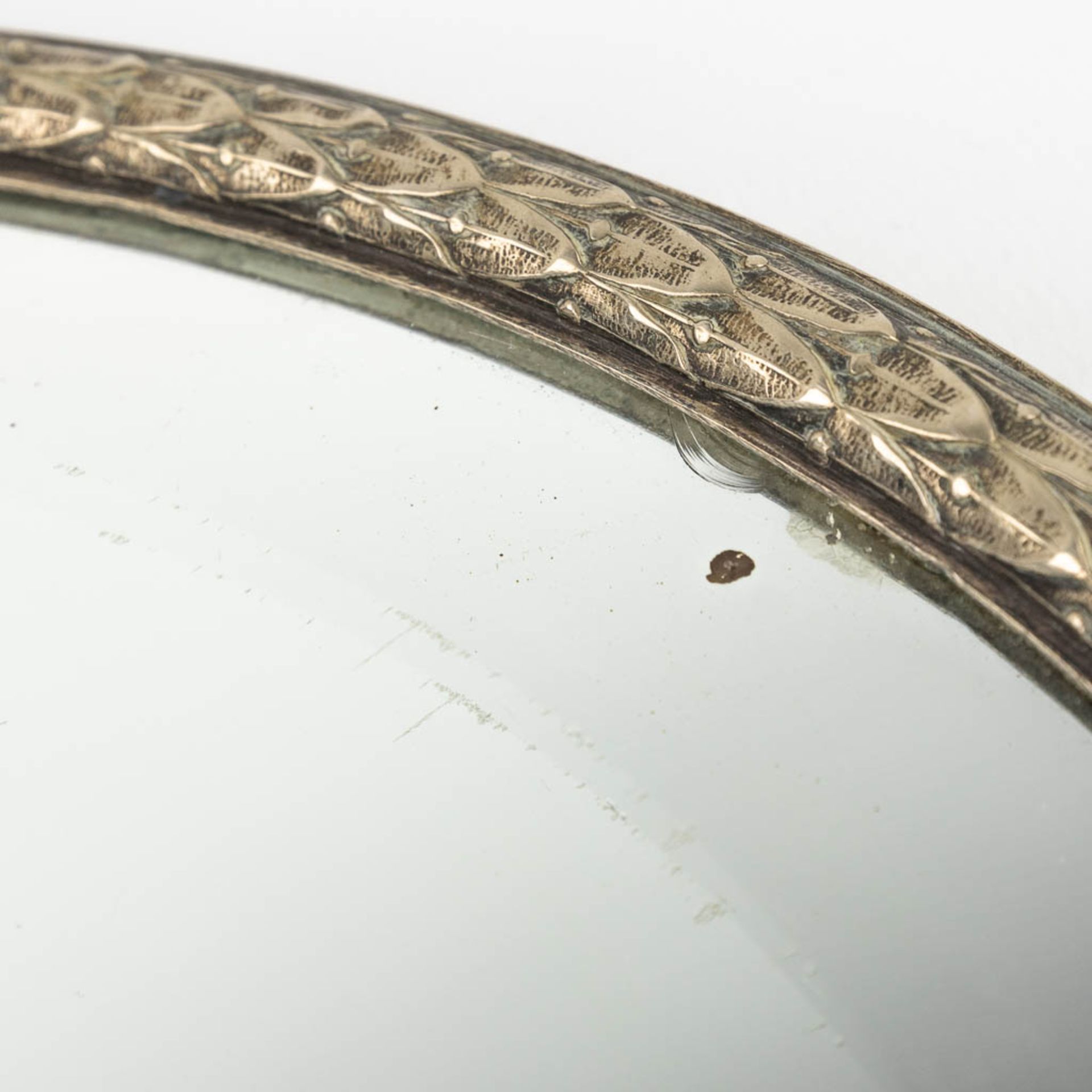 A serving tray with a mirror and silver rim. Not marked. (L:38,5 x W:60 x H:2 cm) - Image 10 of 13