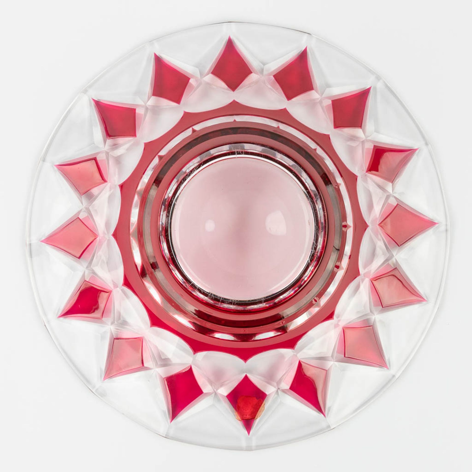Val Saint-Lambert, a large bowl made of cut and red coloured crystal. (H:10 x D:39 cm) - Bild 9 aus 10