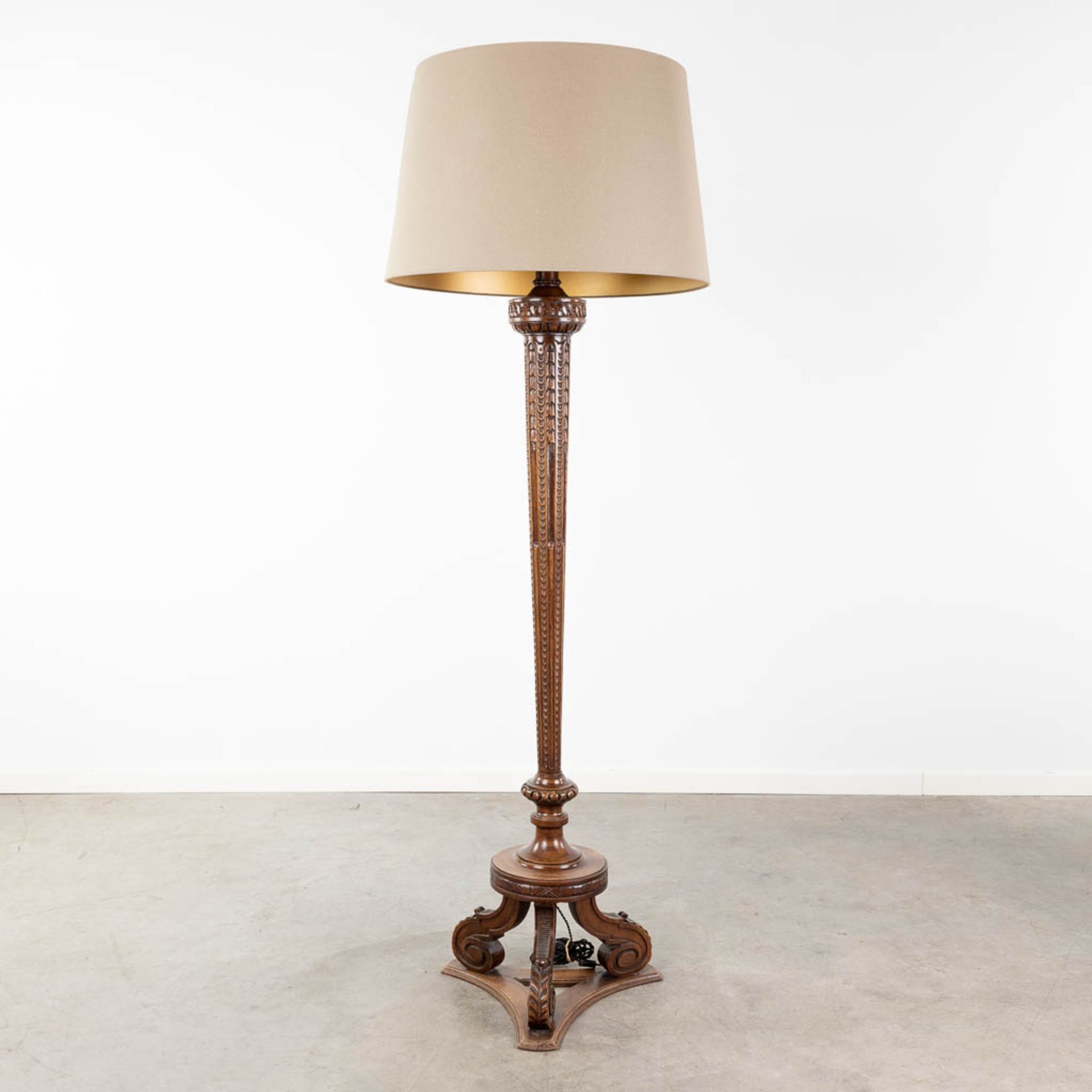 A wood sculptured standing lamp, circa 1920. (L:42 x W:42 x H:188 cm)