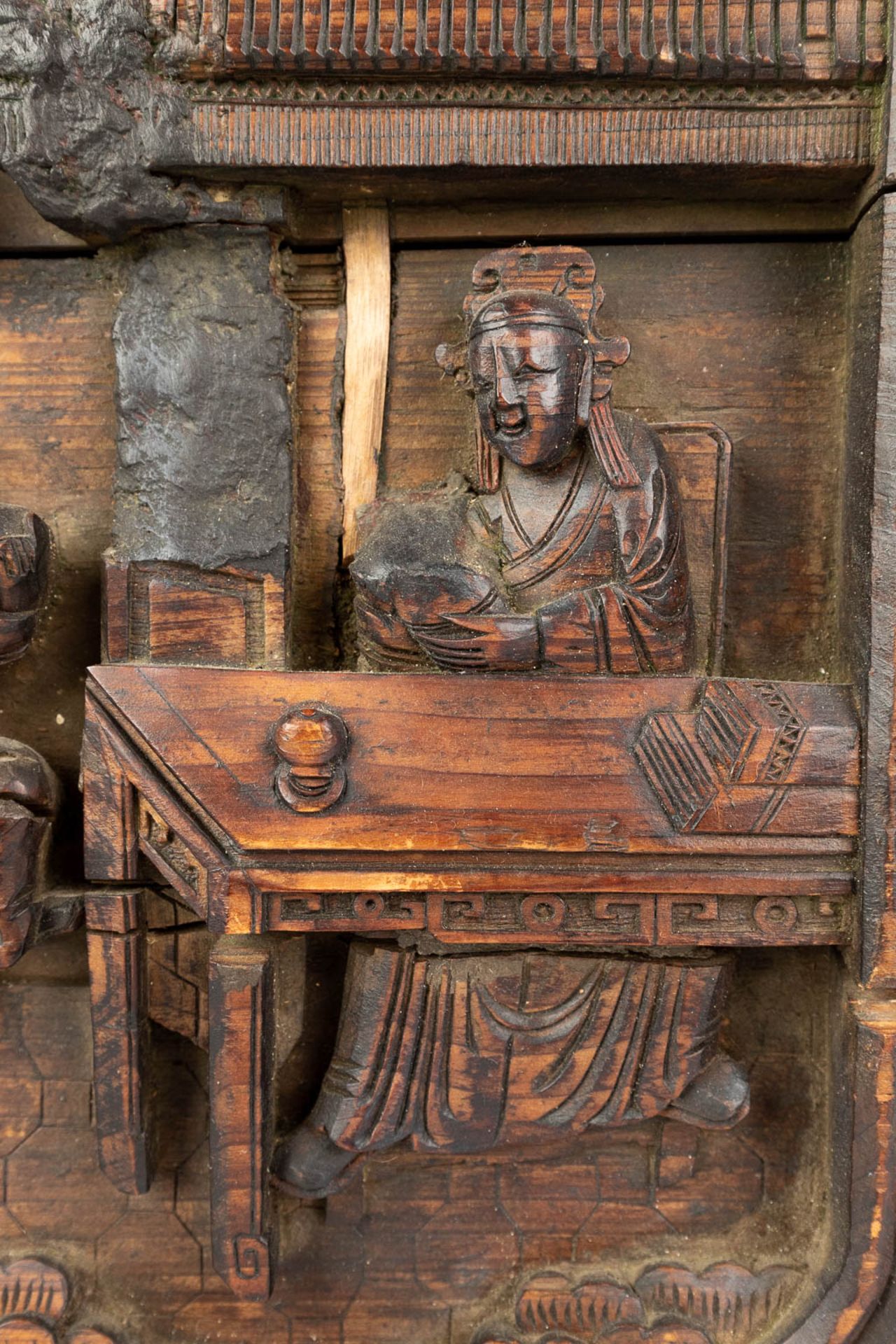 An antique wood sculptured corbel decorated with Asian/Chinese decors and figurines. (L:10 x W:70 x - Bild 14 aus 16