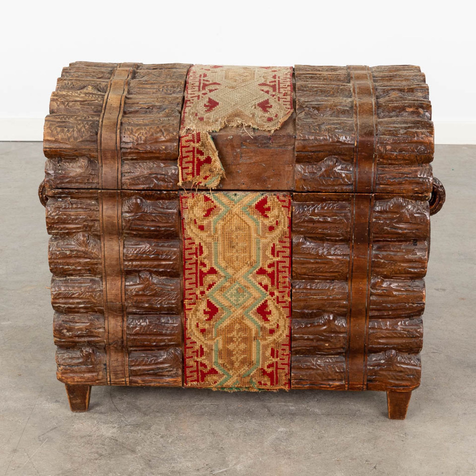 A decorative chest with wood sculptures finished with fabric. (L:39 x W:64 x H:51 cm) - Bild 4 aus 15