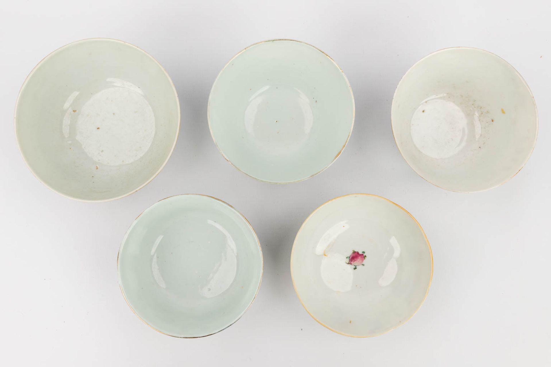 An assembled collection of 19 pieces of cups, saucers, bowls and pots made of Chinese porcelain. (H - Bild 8 aus 30