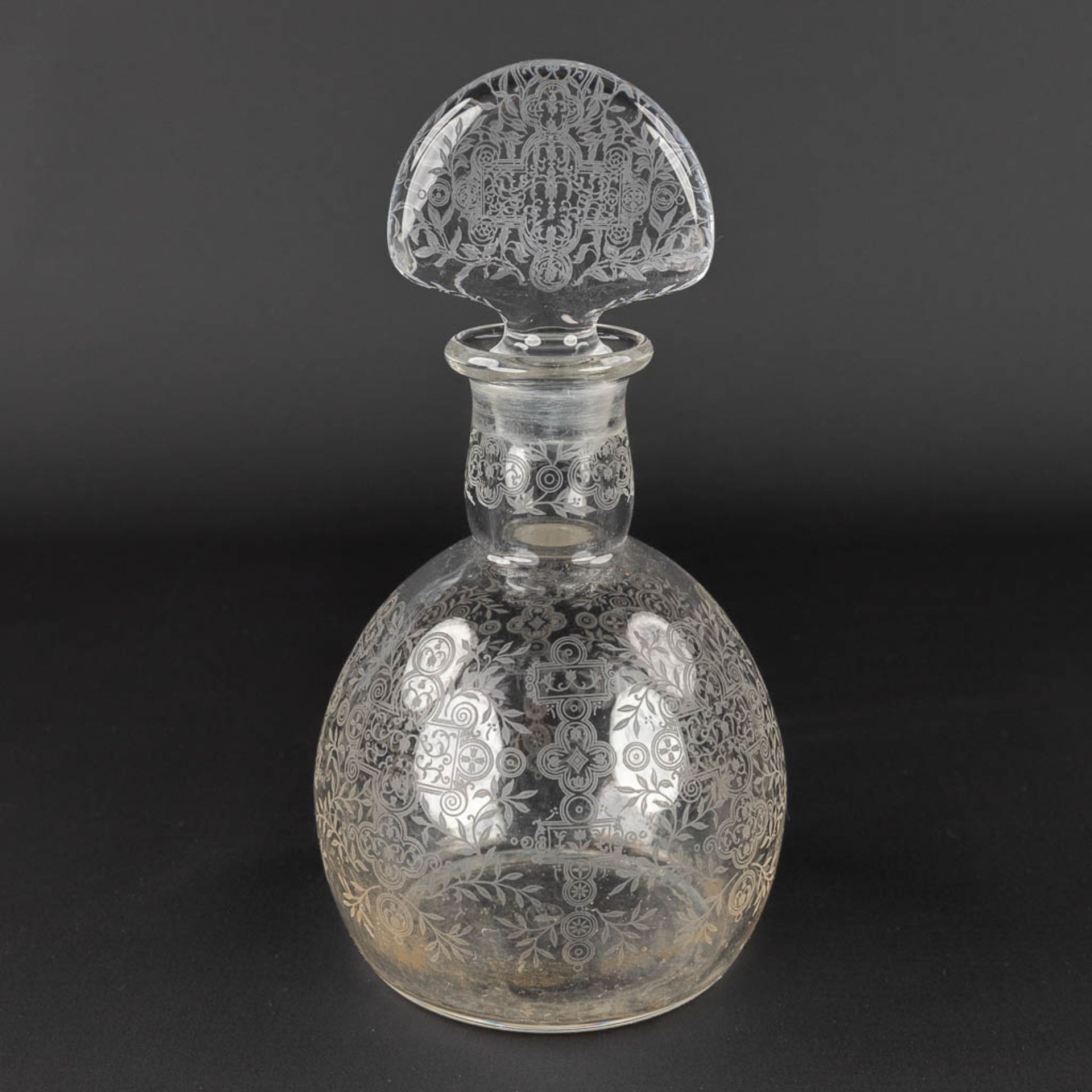 Baccarat, an antique etched caraffe. (H:23 x D:12 cm)