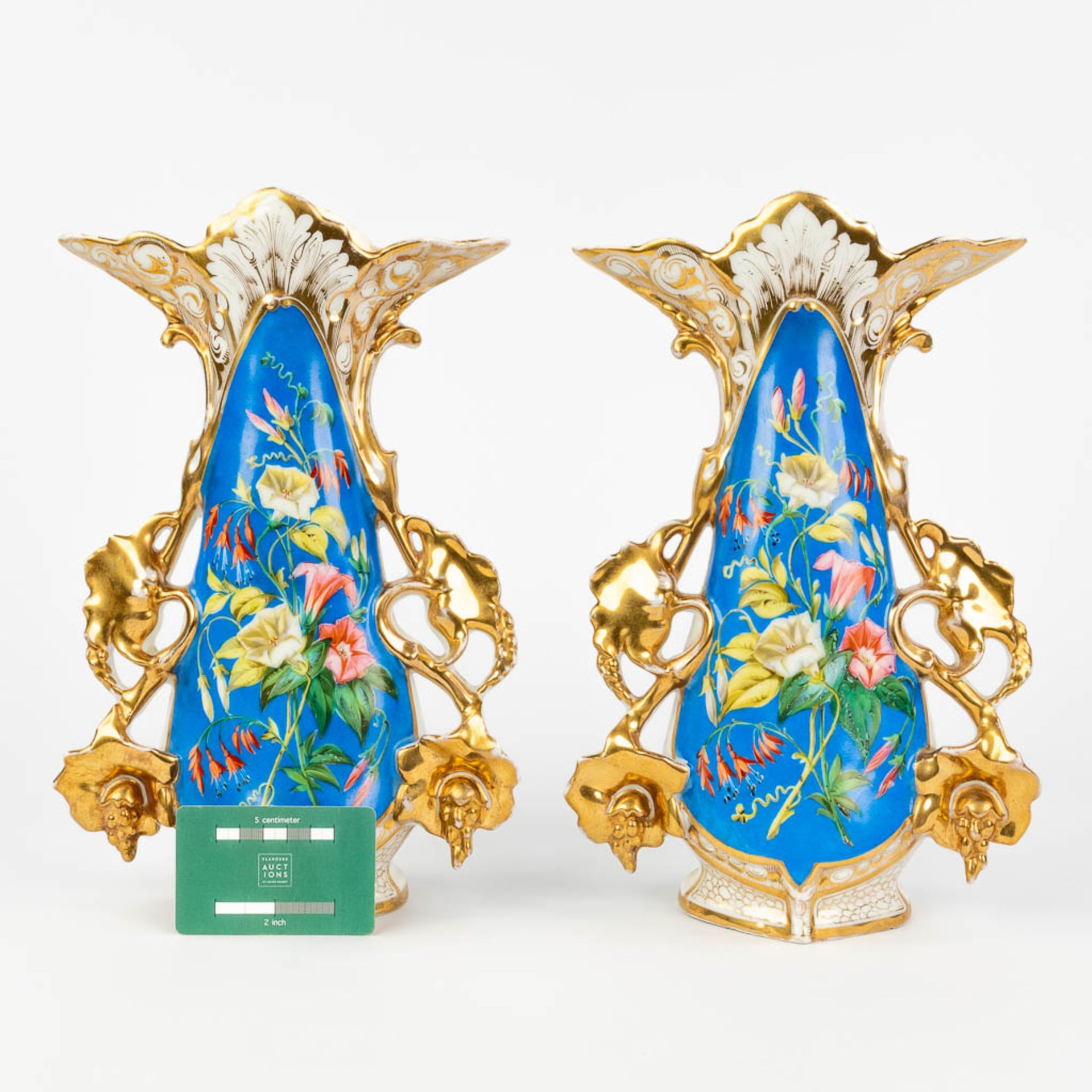 Vieux Bruxelles, A pair of vases with gold and blue decor and decorated with flowers (W:21 x H:32 cm - Bild 11 aus 13