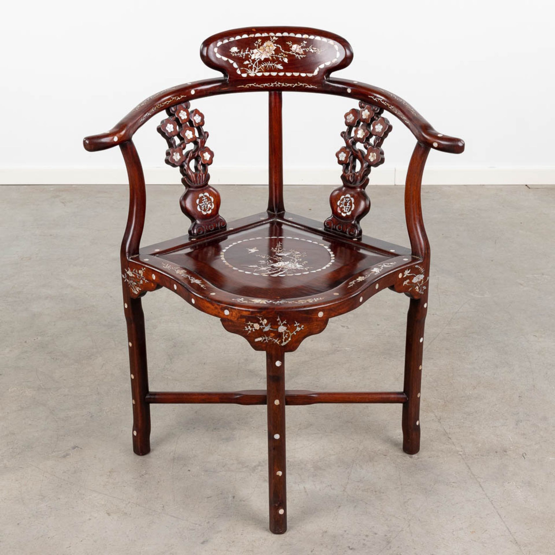 A set of Oriental cigogne side tables and a chair, decorated with mother of pearl. (L:55 x W:55 x H: - Bild 3 aus 18