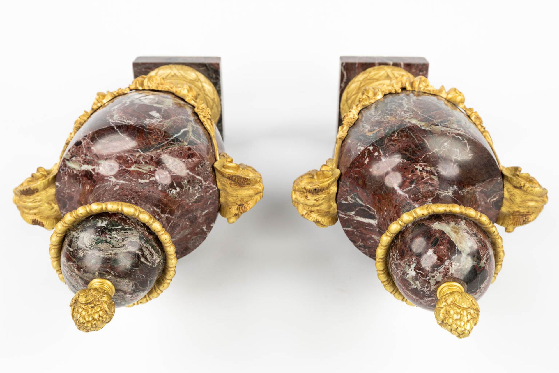 A pair of red marble cassolettes mounted with gilt bronze ram heads in Louis XVI style. 19th C. (L: - Image 7 of 11