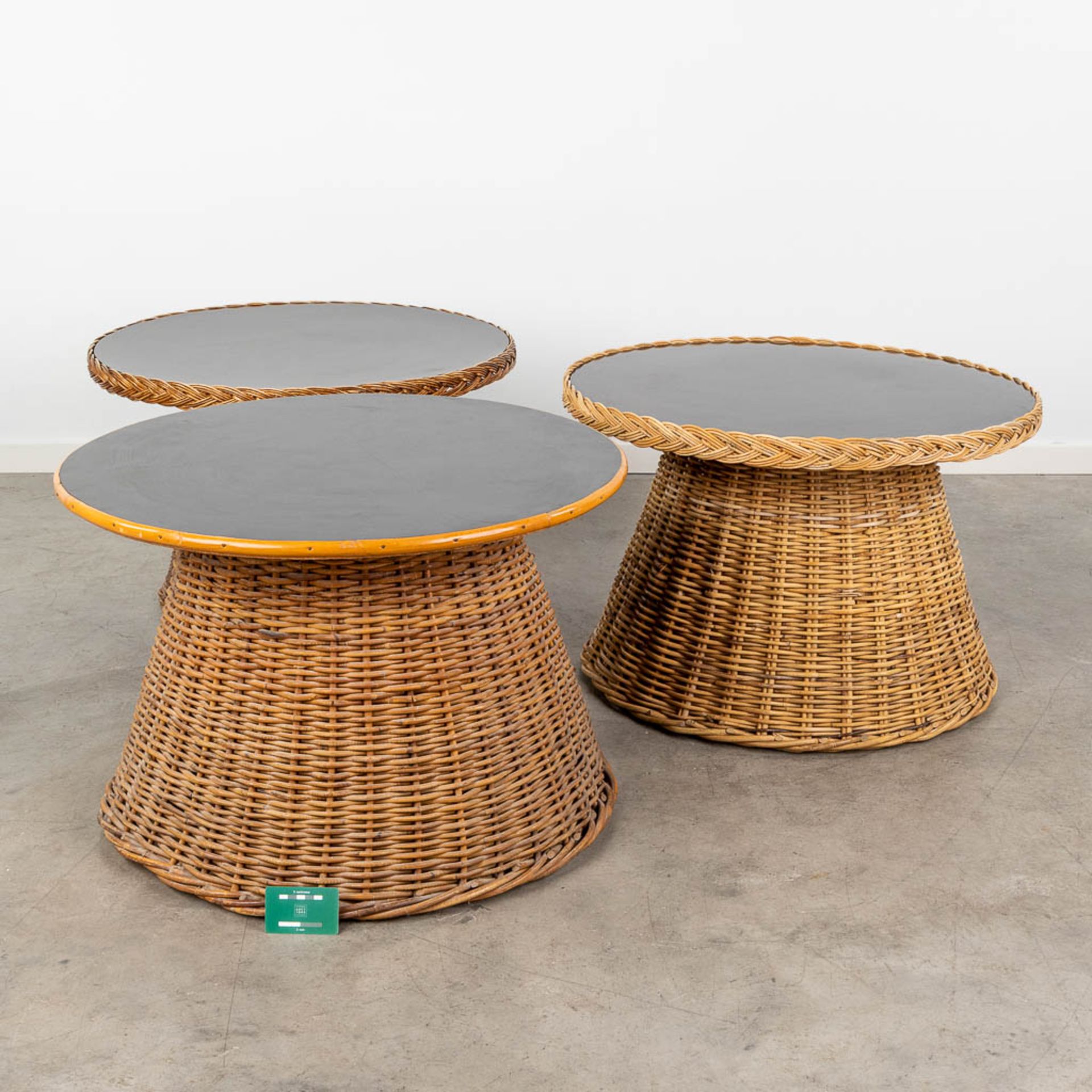 A collection of 3 rotan side tables with a black top. (H:49 x D:71 cm) - Bild 2 aus 8