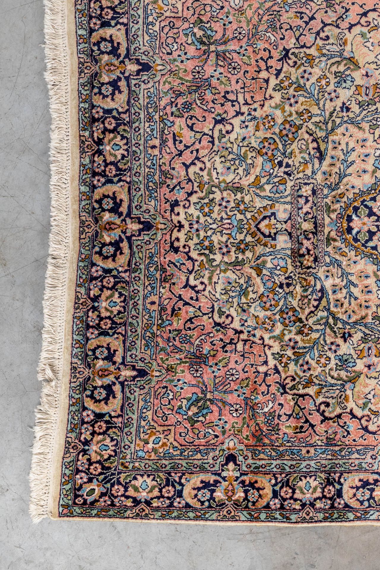 An Oriental hand-made carpet, Kashan. (L:190 x W:100 cm) - Image 4 of 6