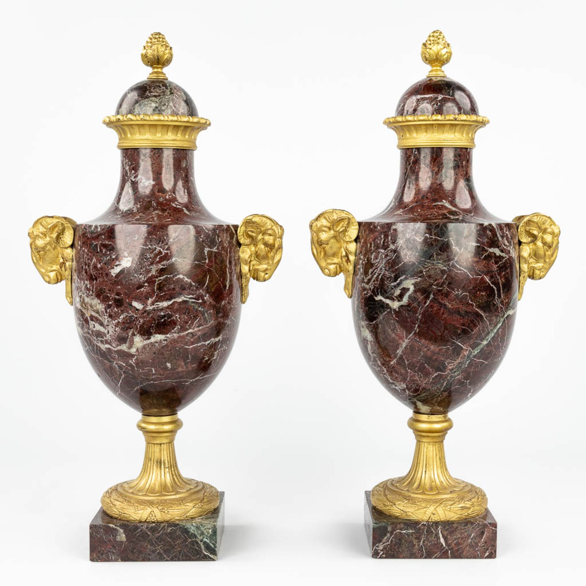 A pair of red marble cassolettes mounted with gilt bronze ram heads in Louis XVI style. 19th C. (L: - Bild 4 aus 11