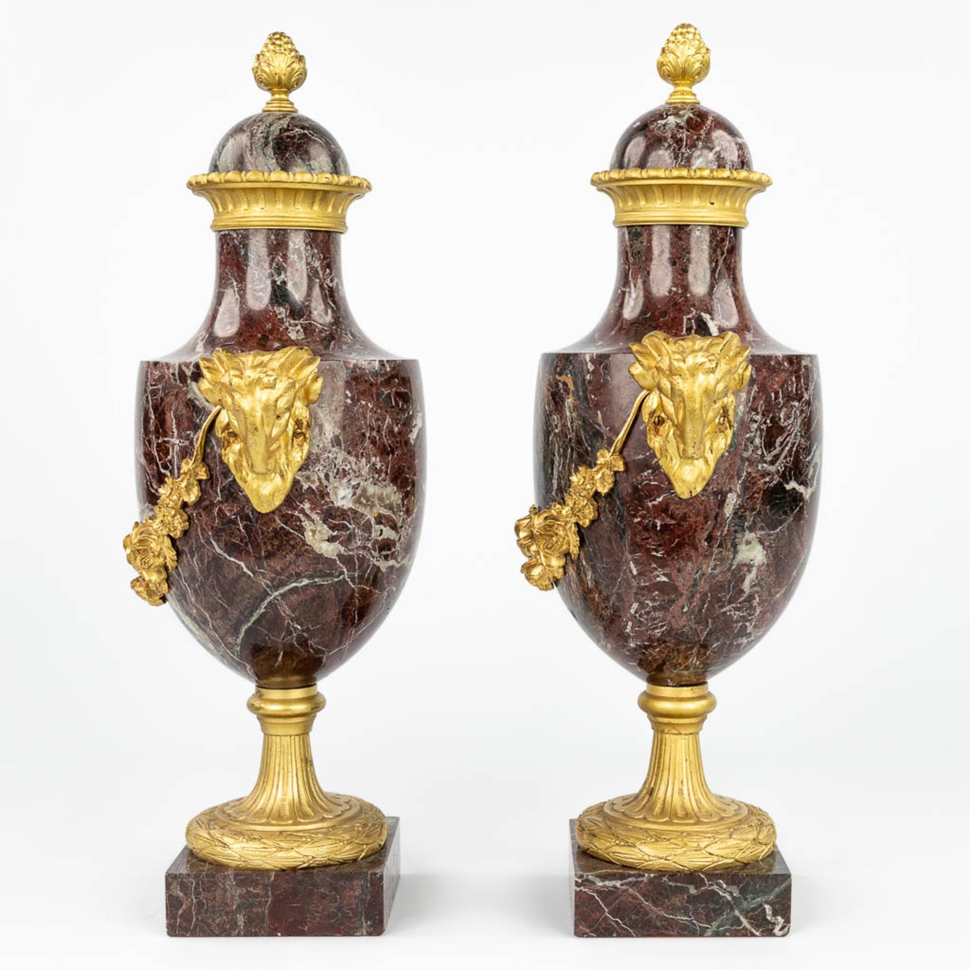 A pair of red marble cassolettes mounted with gilt bronze ram heads in Louis XVI style. 19th C. (L: - Bild 3 aus 11