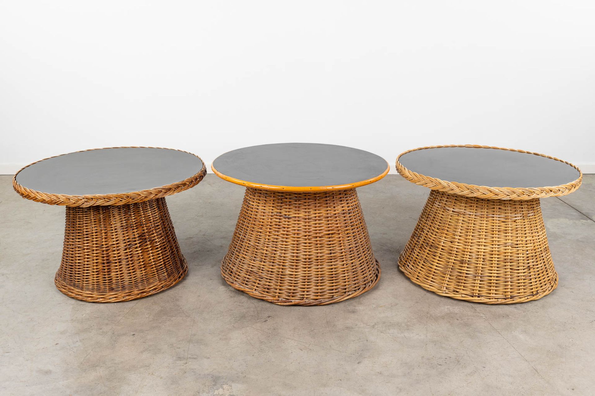 A collection of 3 rotan side tables with a black top. (H:49 x D:71 cm) - Bild 3 aus 8