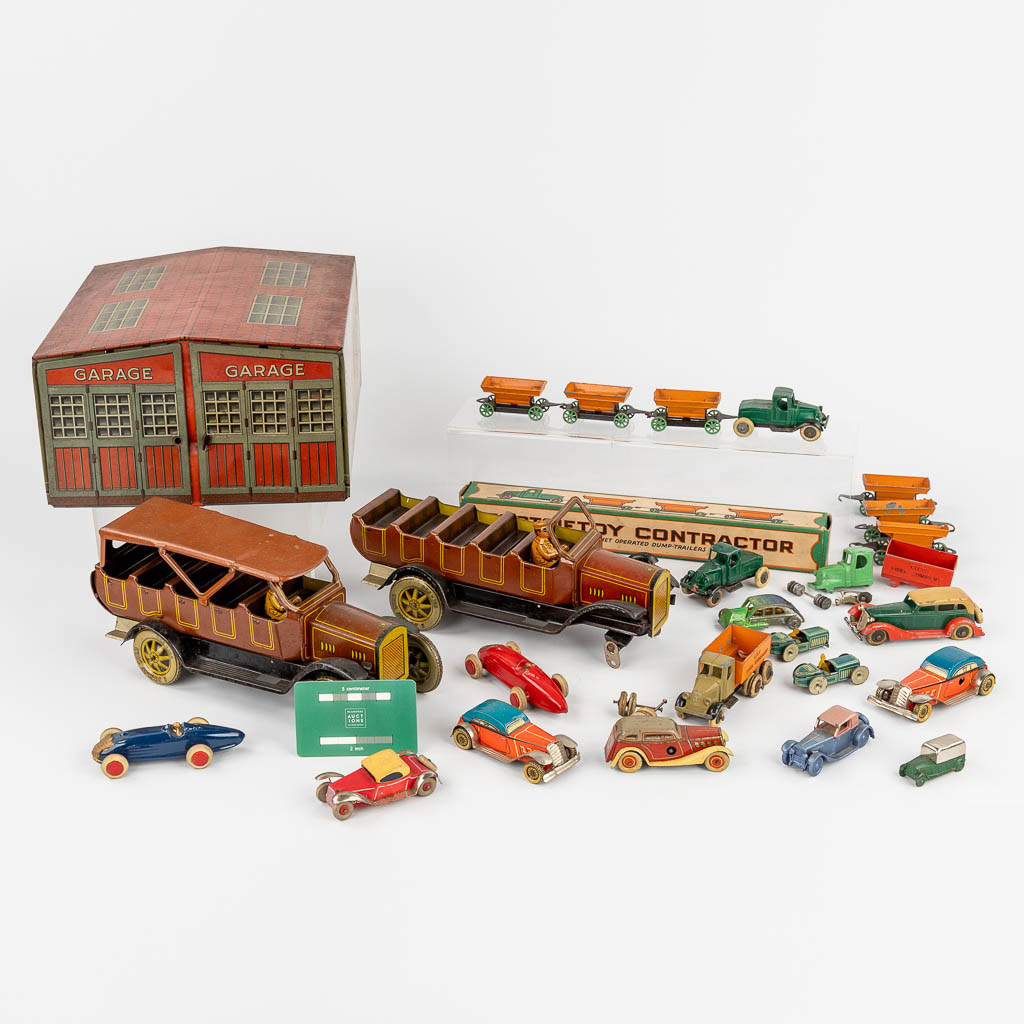 Tootsietoys, and others, A collection of vintage cars and a garage, made of metal. (L:25,5 x W:28 x - Image 2 of 18