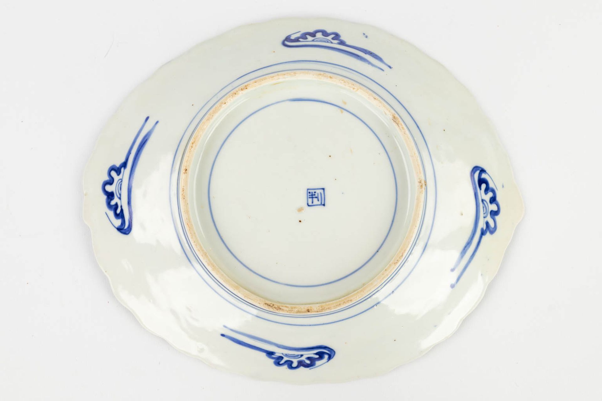 A collection of 9 plates of Chinese and Japanese origin with Imari decor. (D:45 cm) - Bild 13 aus 23