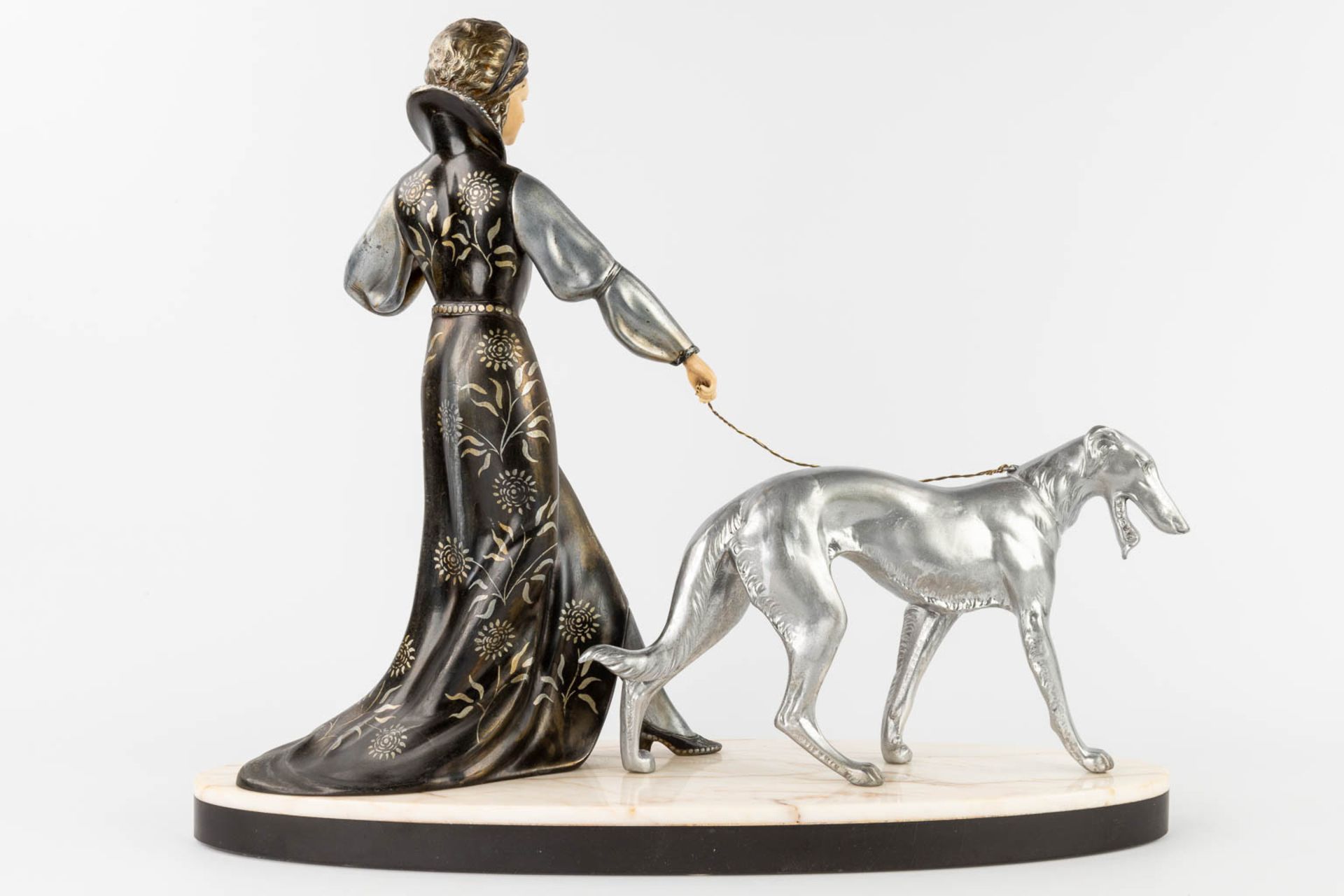 Scali, 'Lady with a greyhound' a statue made in art deco style. Silver-plated spelter and marble. ( - Bild 6 aus 12