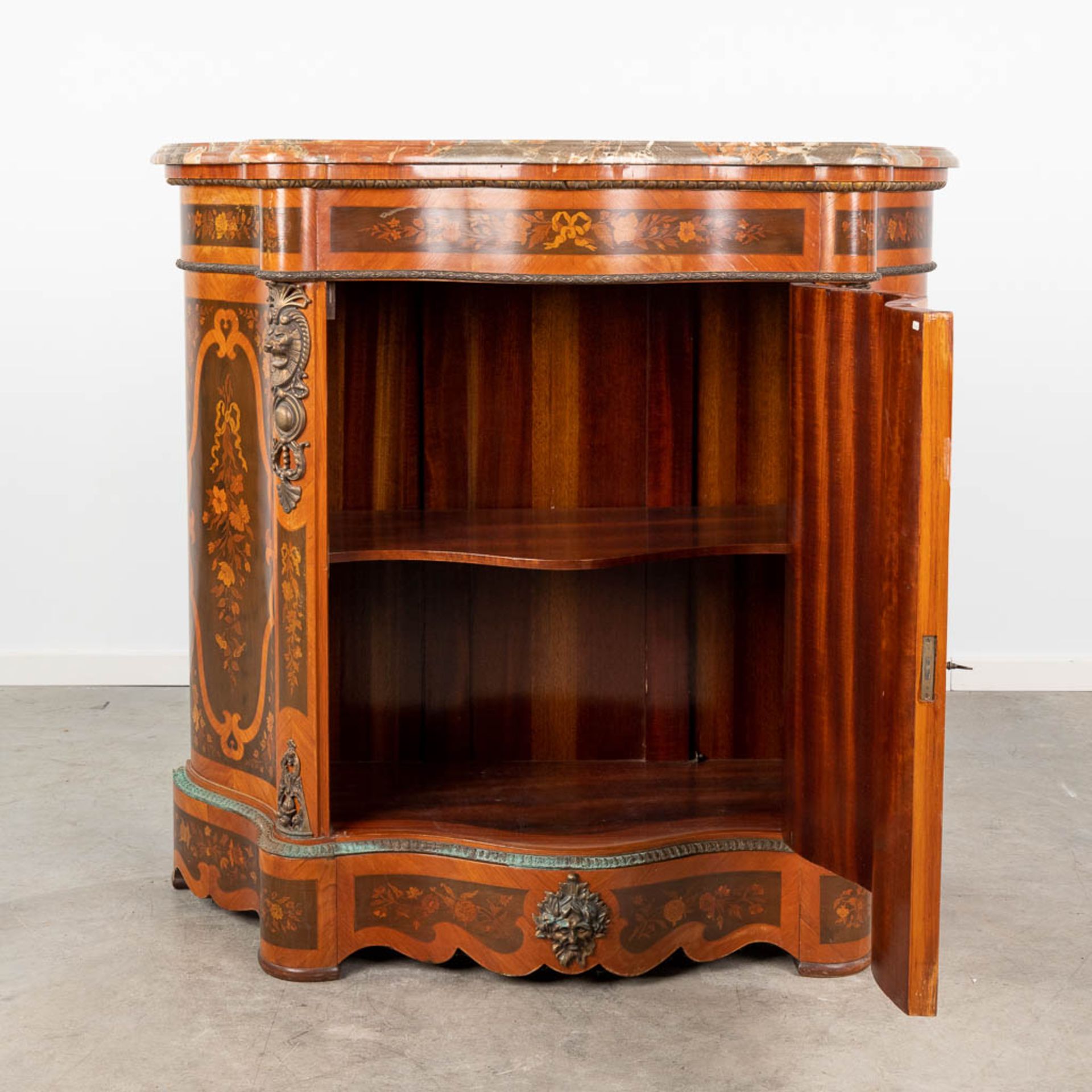 A one door commode, decorated with marquetry inlay and mounted with bronze. 20th century. (L:47 x W - Bild 3 aus 18