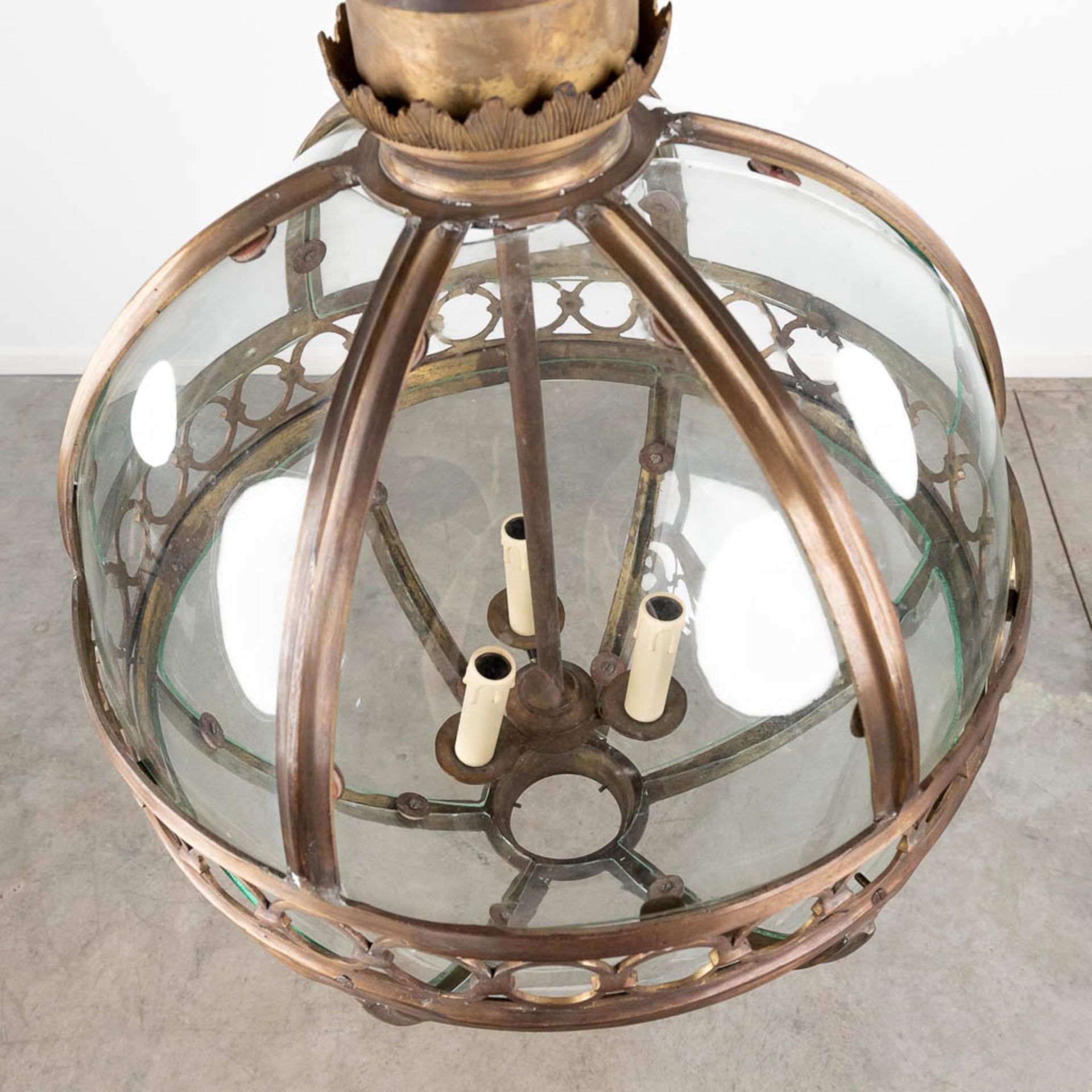 A lantern in the shape of a ball, made of glass and brass. 20th C. (H:70 x D:56 cm) - Image 9 of 12